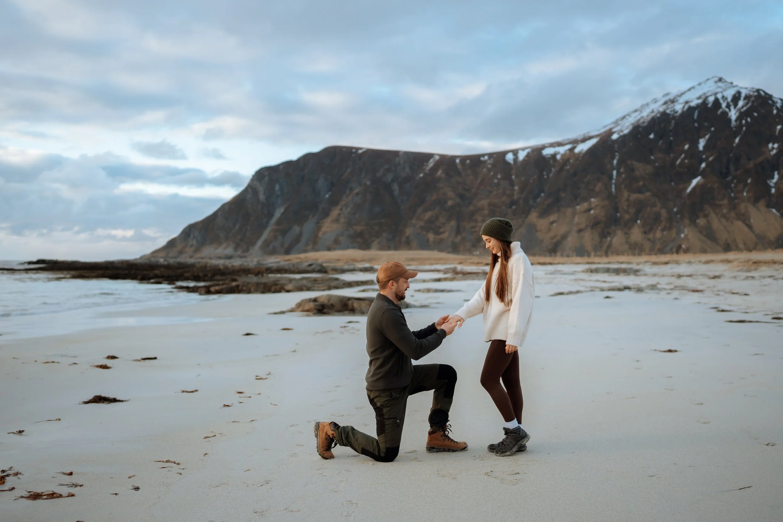 Book a relaxed couple photoshoot in Lofoten, Norway and capture your love with dramatic mountains, beaches, and fishing villages as your backdrop.