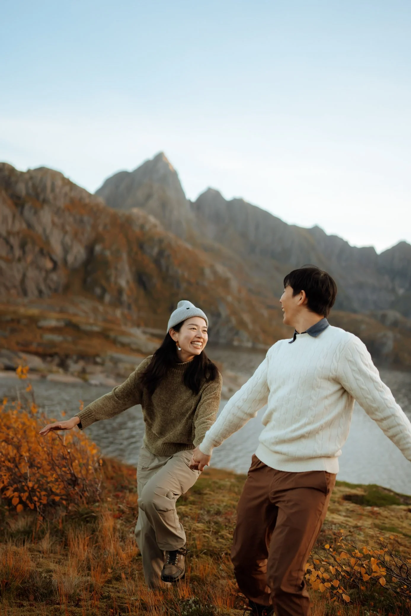 Autumn-lofoten-couple-photoshoot-24.jpg