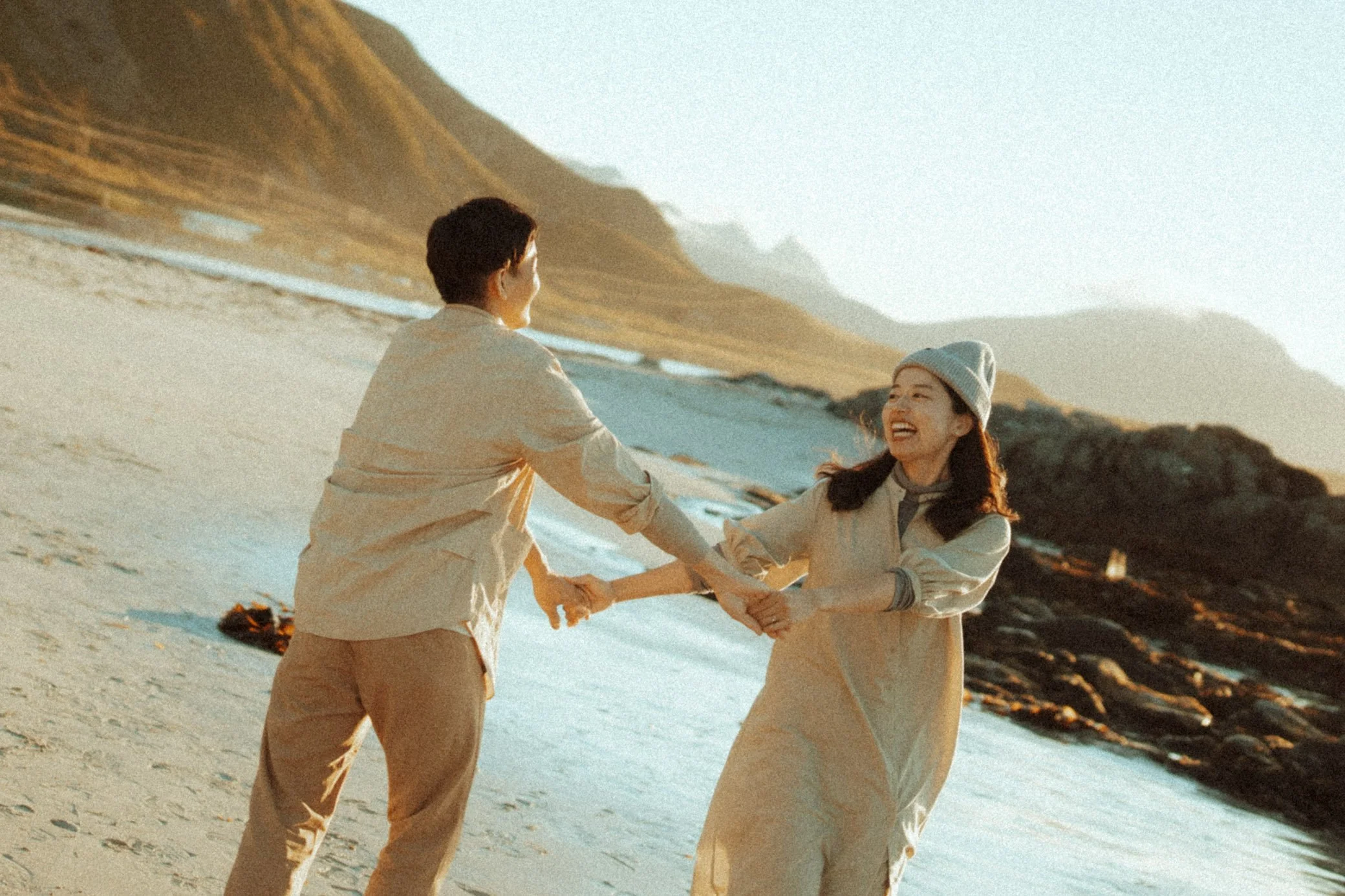 Beach-Flakstad-couple-photoshoot-6.jpg