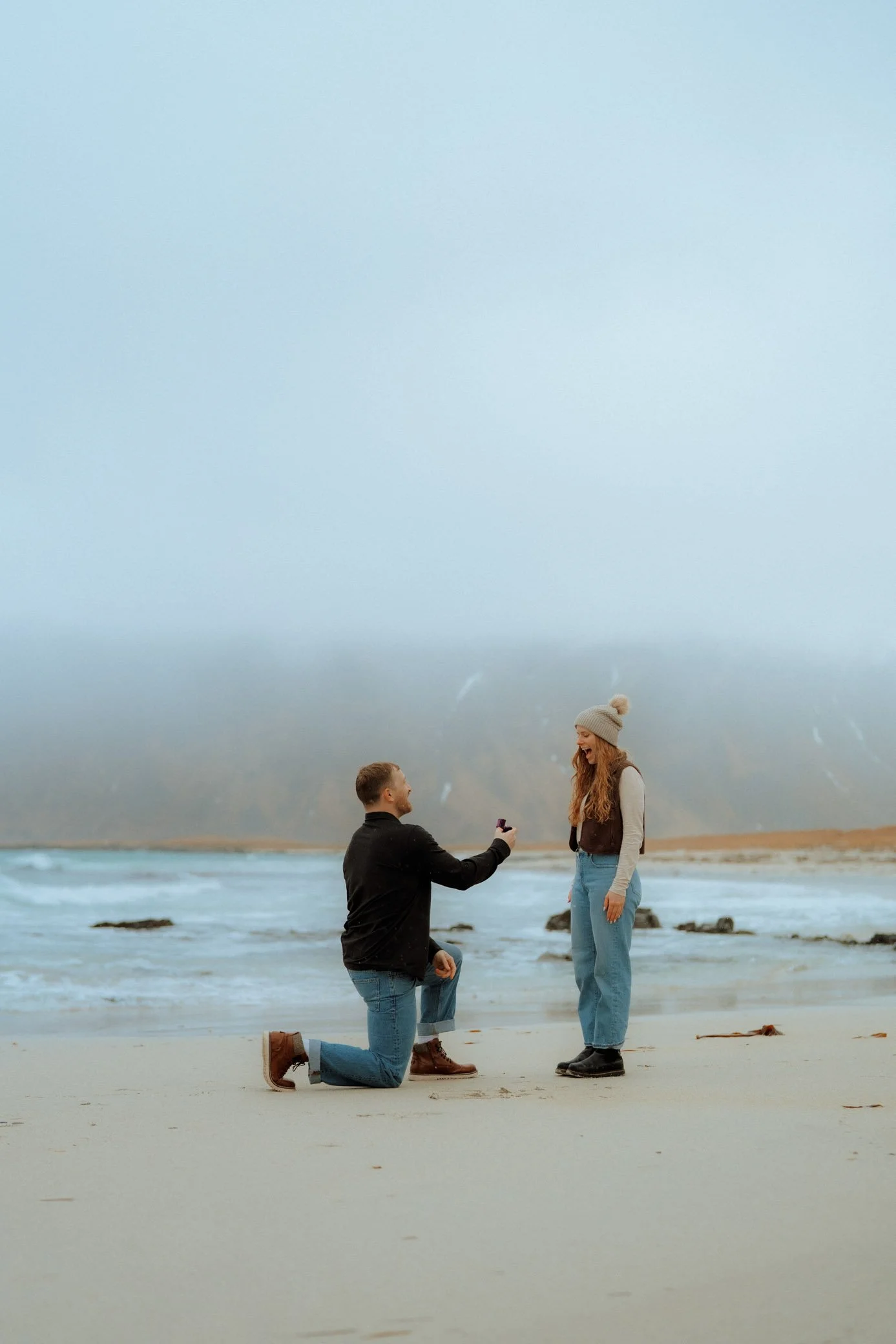 Beach-Flakstad-rainy-couple-photoshoot-2.jpg