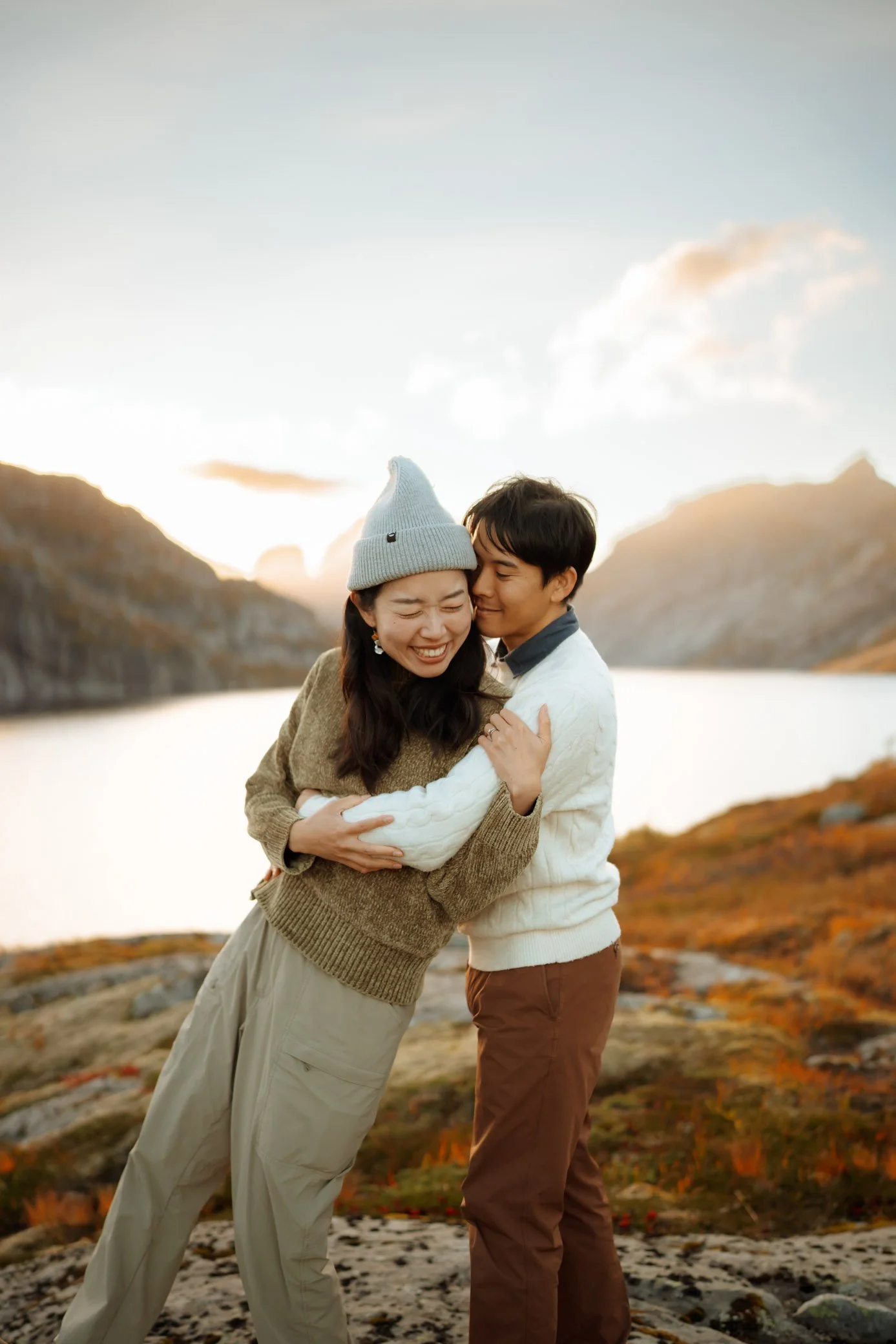 Autumn-lofoten-couple-photoshoot-19.jpg