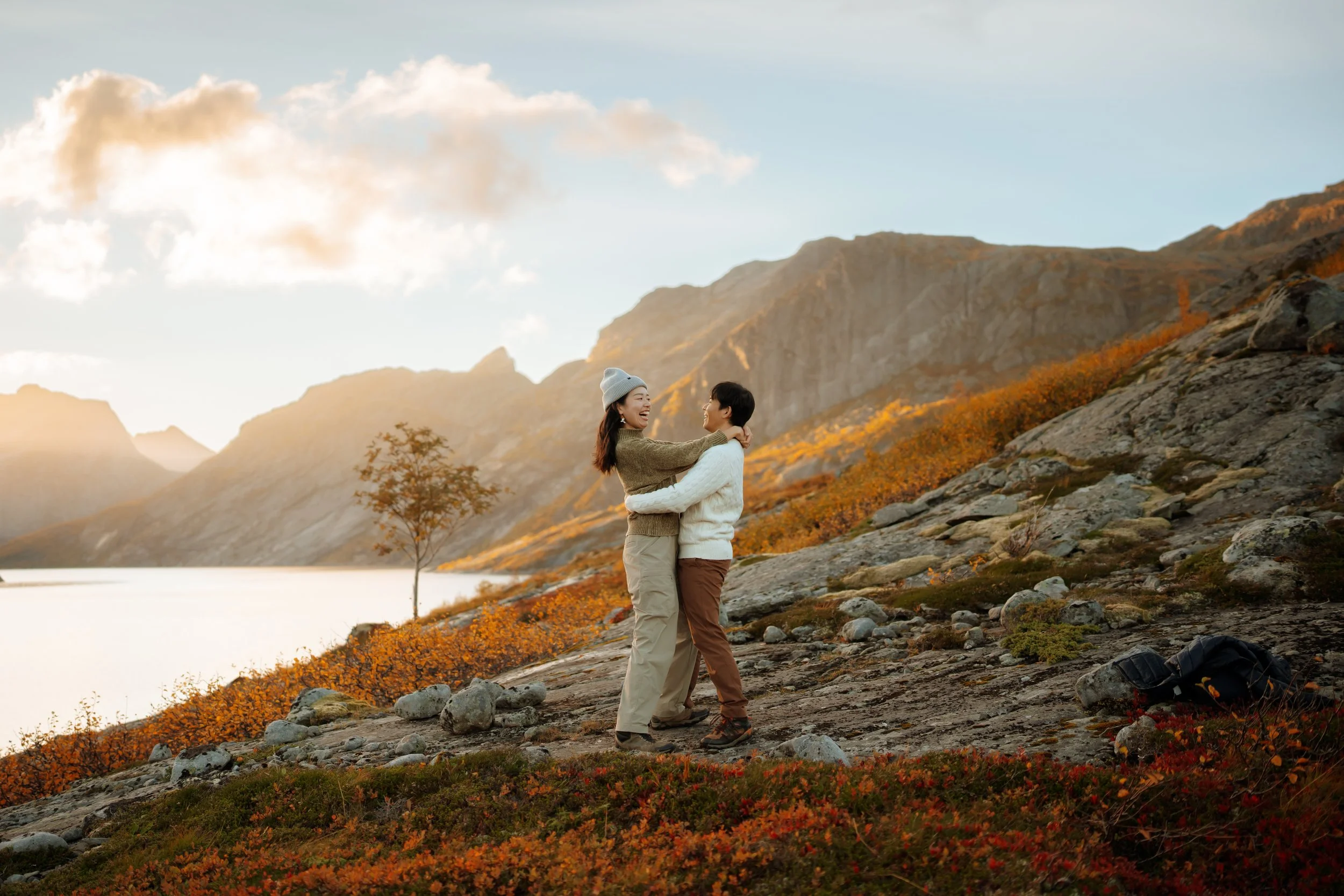 Book a relaxed couple photoshoot in Lofoten, Norway and capture your love with dramatic mountains, beaches, and fishing villages as your backdrop.