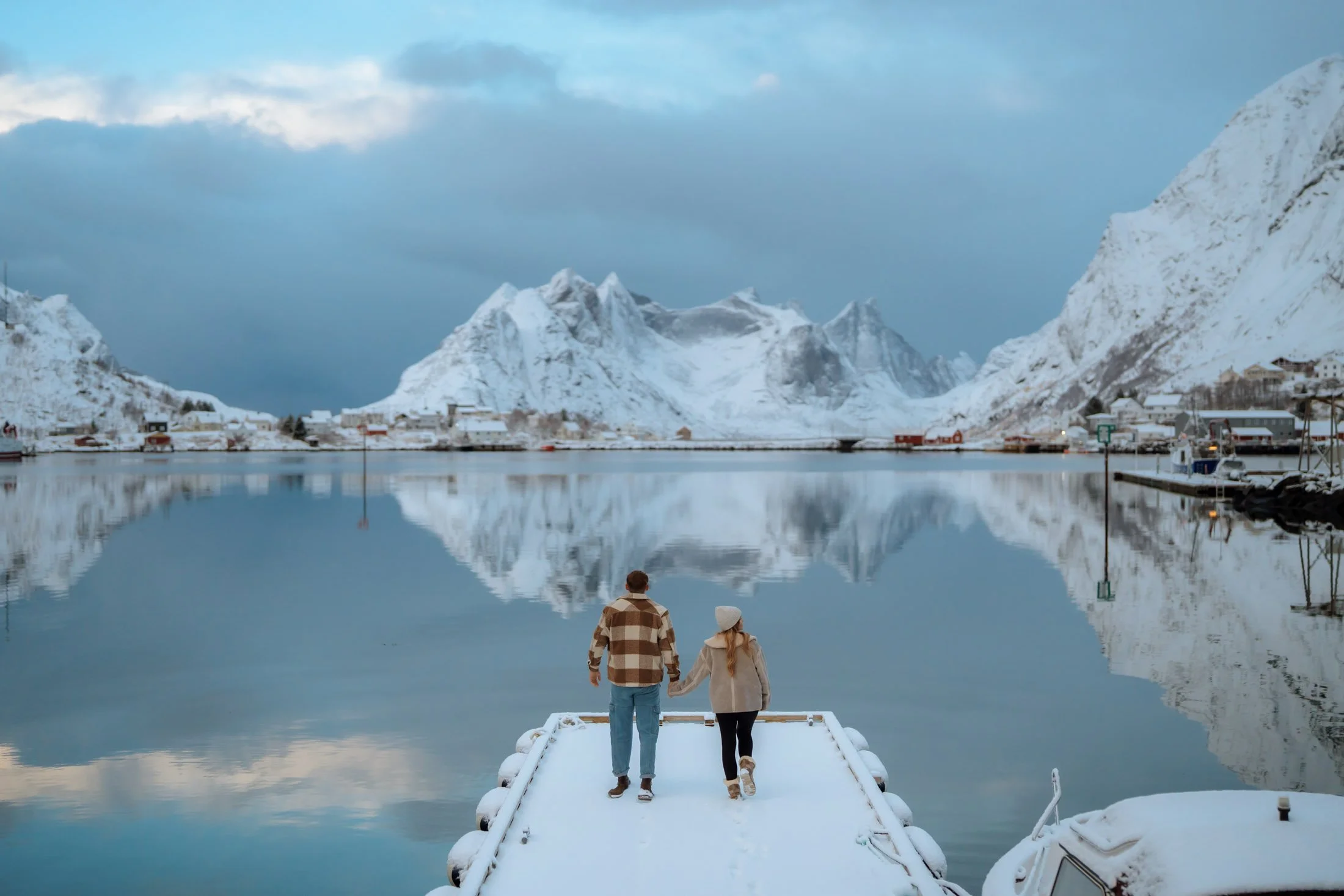 Couple photoshoot in Arctic winter in Lofoten