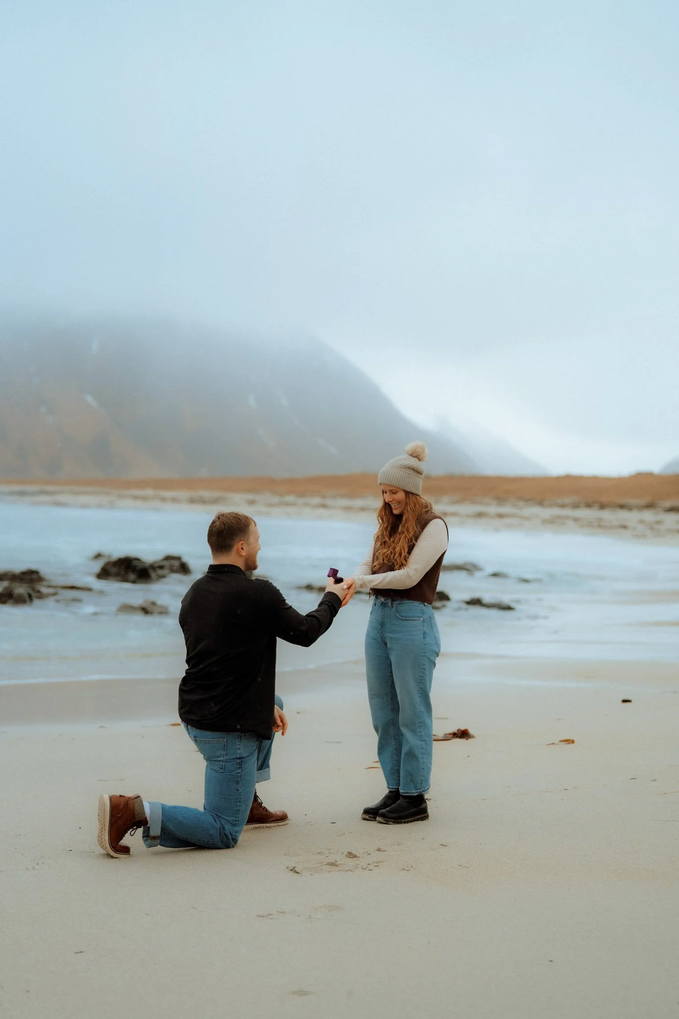 Beach-Flakstad-rainy-couple-photoshoot-3.jpg