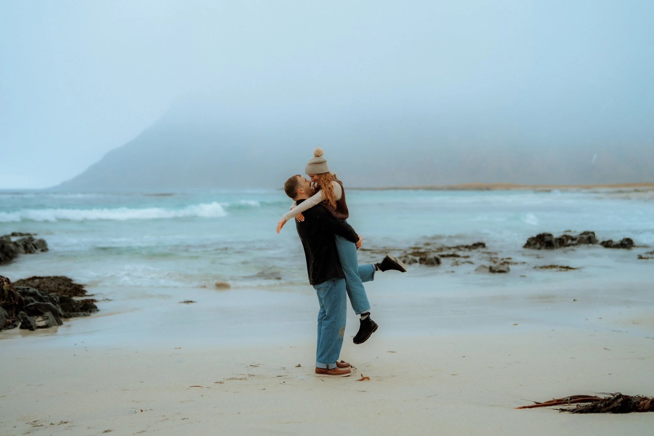 Beach-Flakstad-rainy-couple-photoshoot-8.jpg