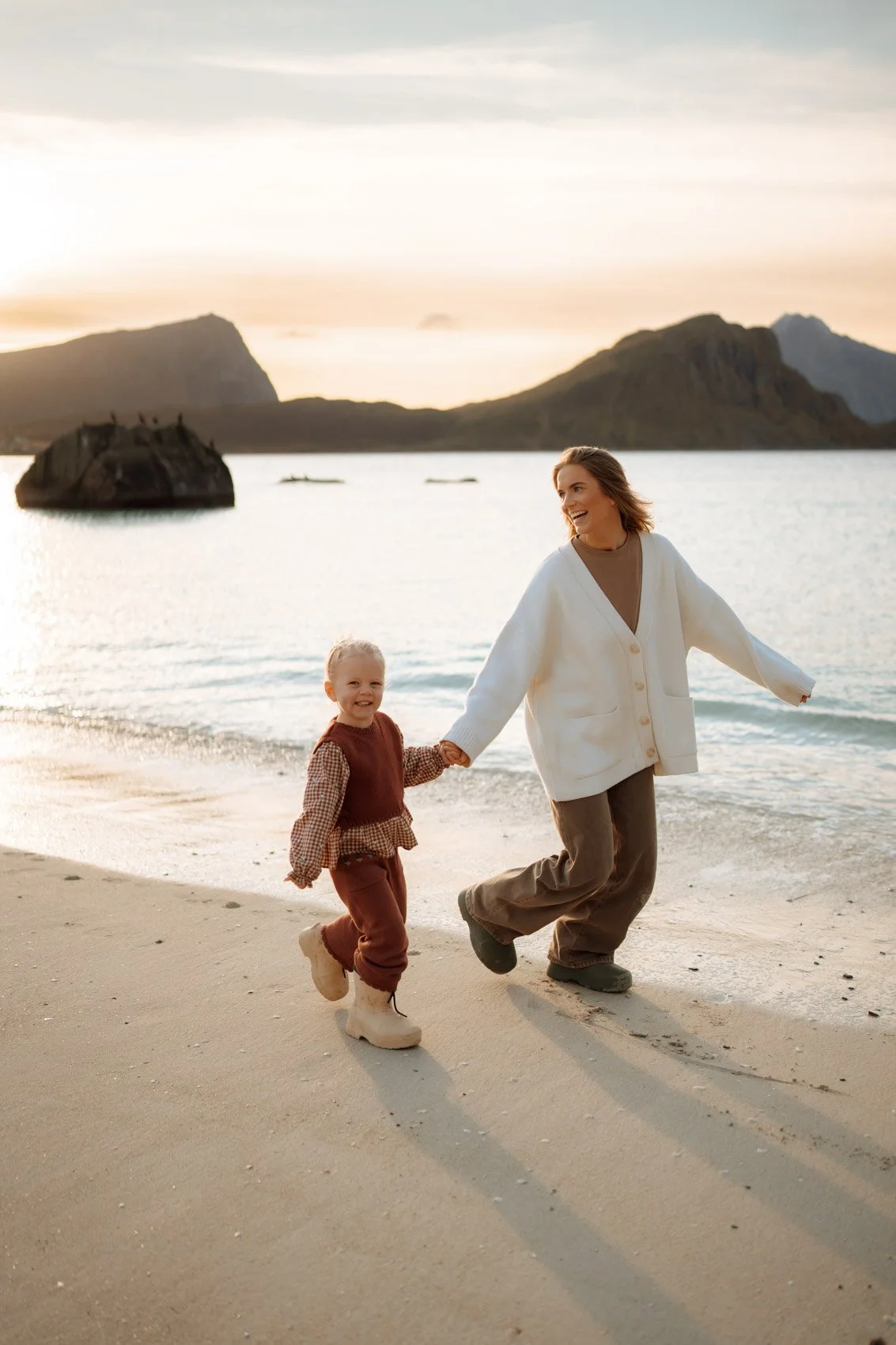 Family photoshoot on Arctic beach in Lofoten Norway