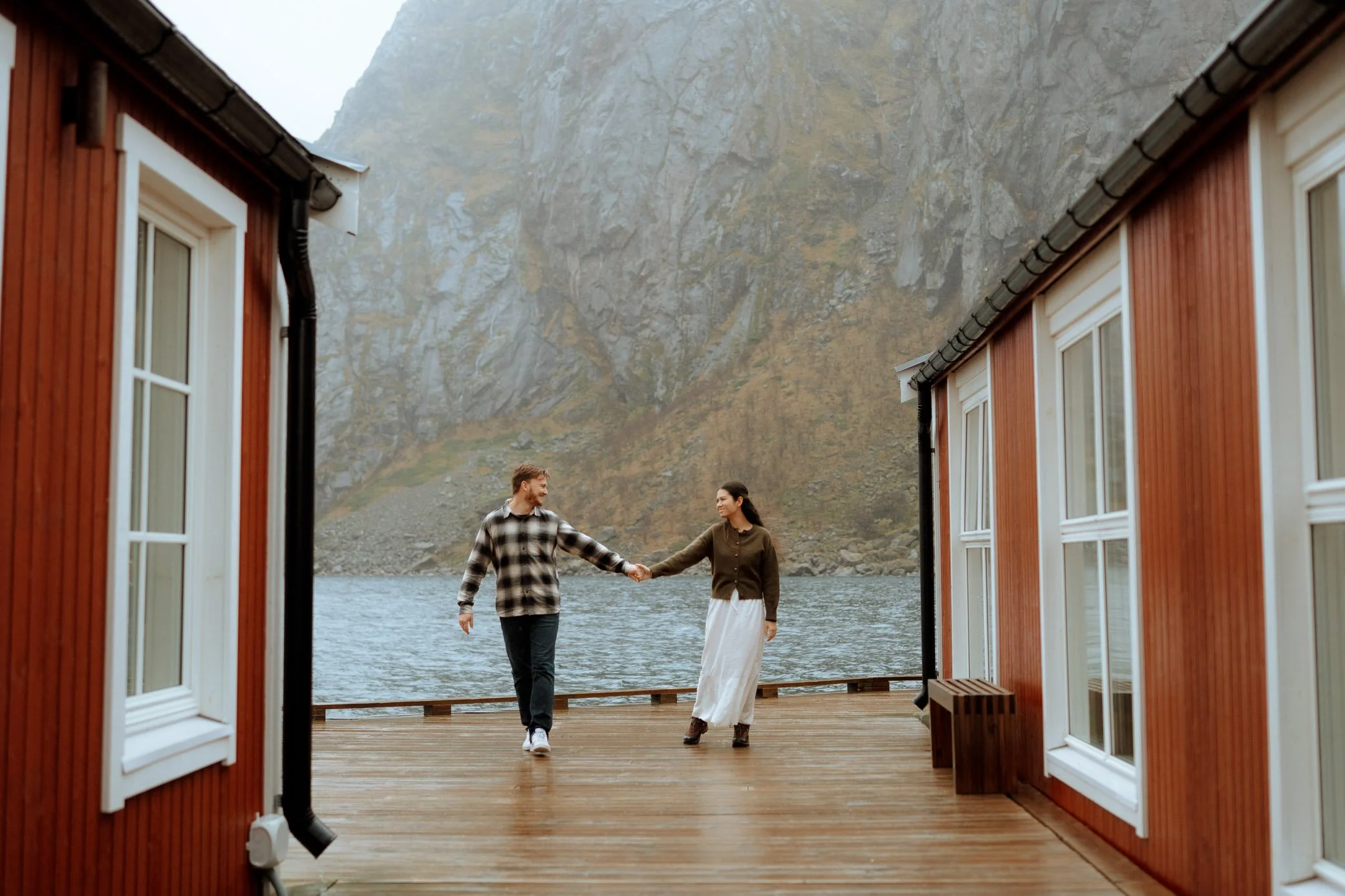 Hamnøy-rainy-cpuple-photoshoot-lofoten-16.jpg