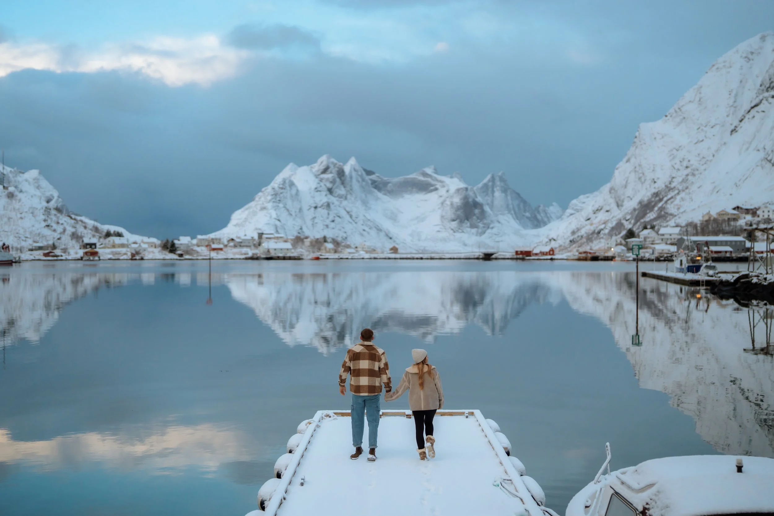 Book a relaxed couple photoshoot in Lofoten, Norway and capture your love with dramatic mountains, beaches, and fishing villages as your backdrop.