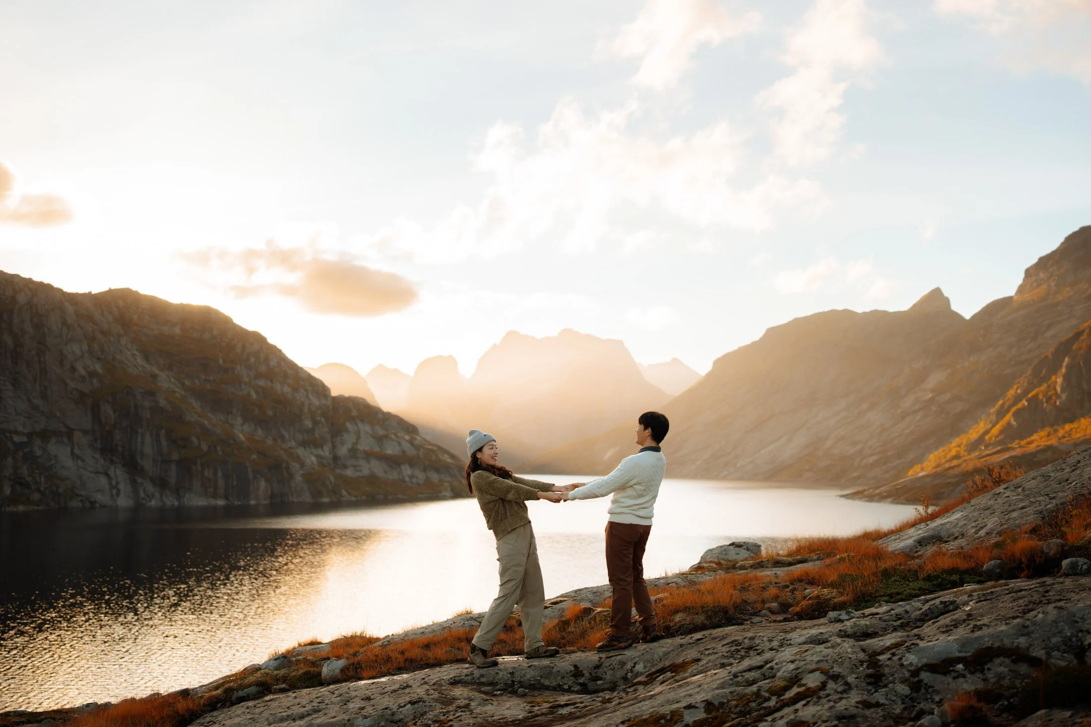 Romantic couple photoshoot in Lofoten by the mountains