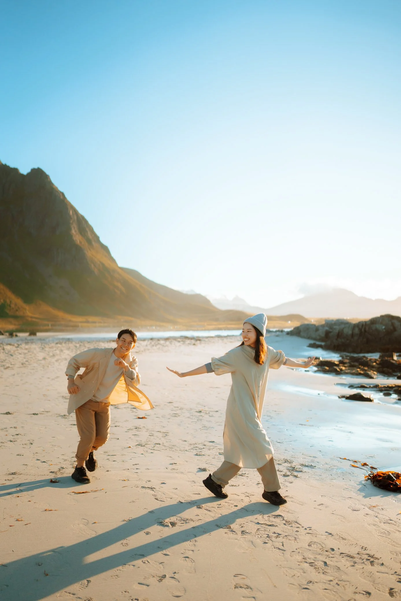 Beach-Flakstad-couple-photoshoot-4.jpg