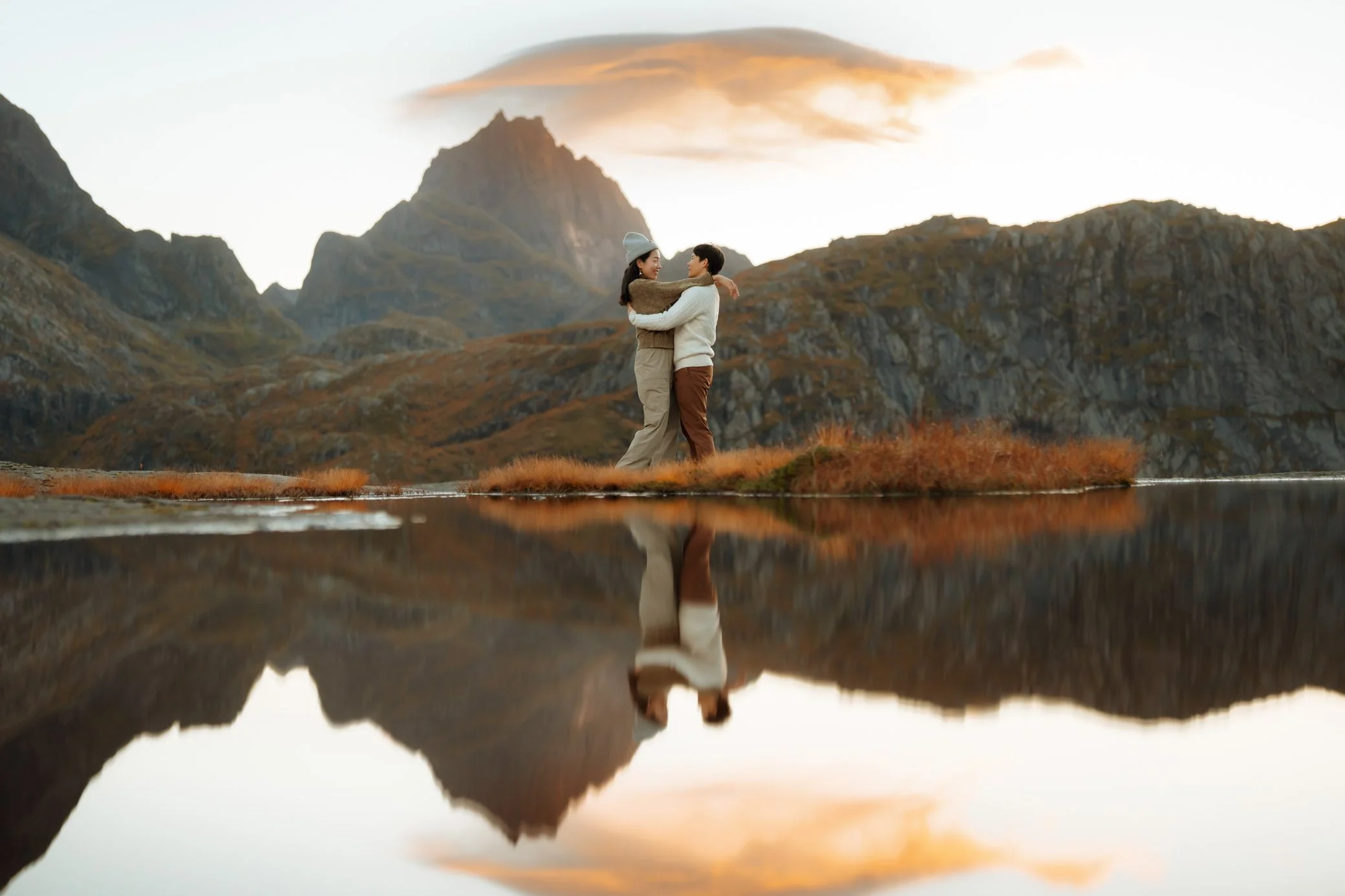 Autumn-lofoten-couple-photoshoot-33.jpg