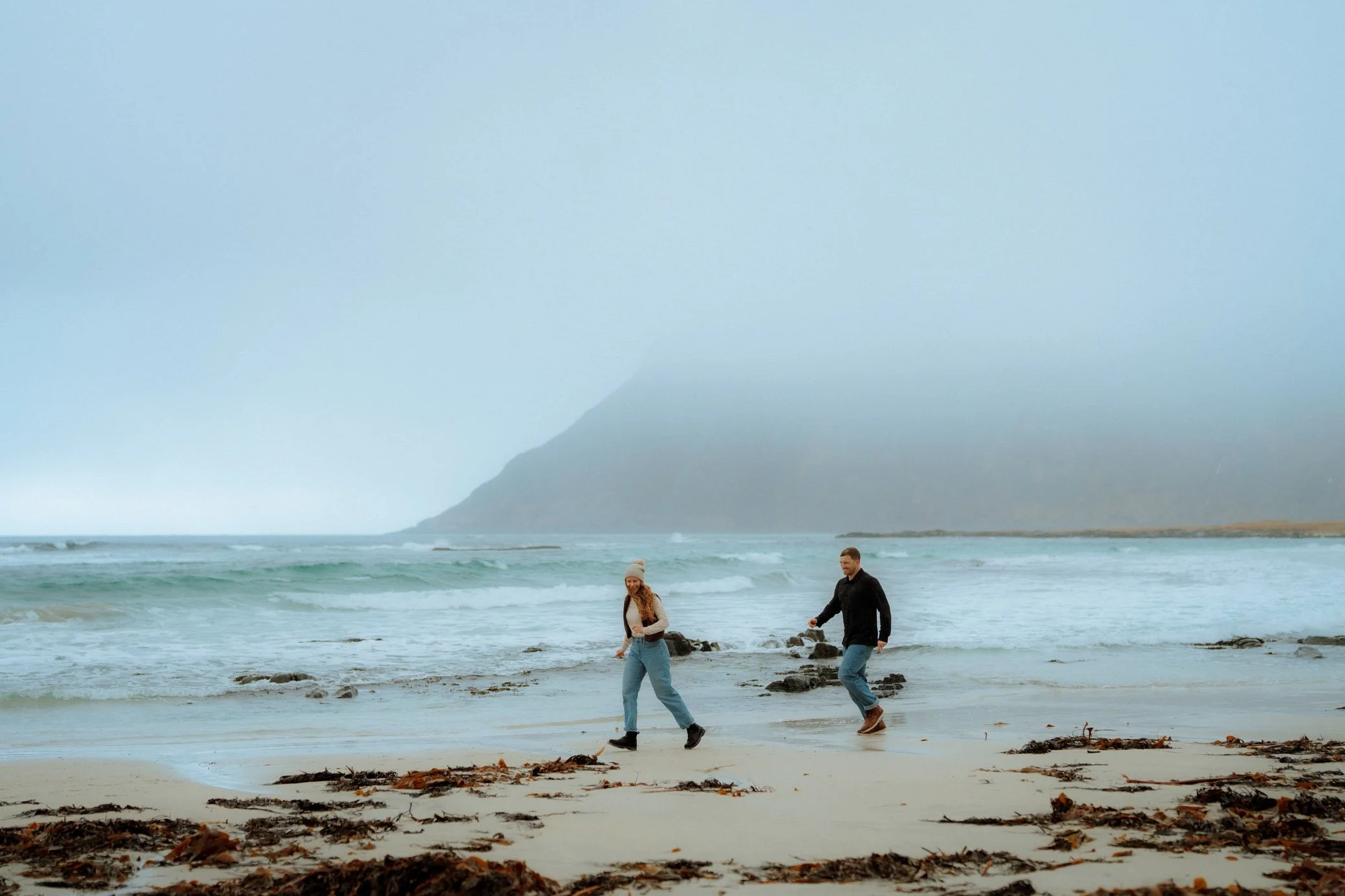 Beach-Flakstad-rainy-couple-photoshoot-11.jpg