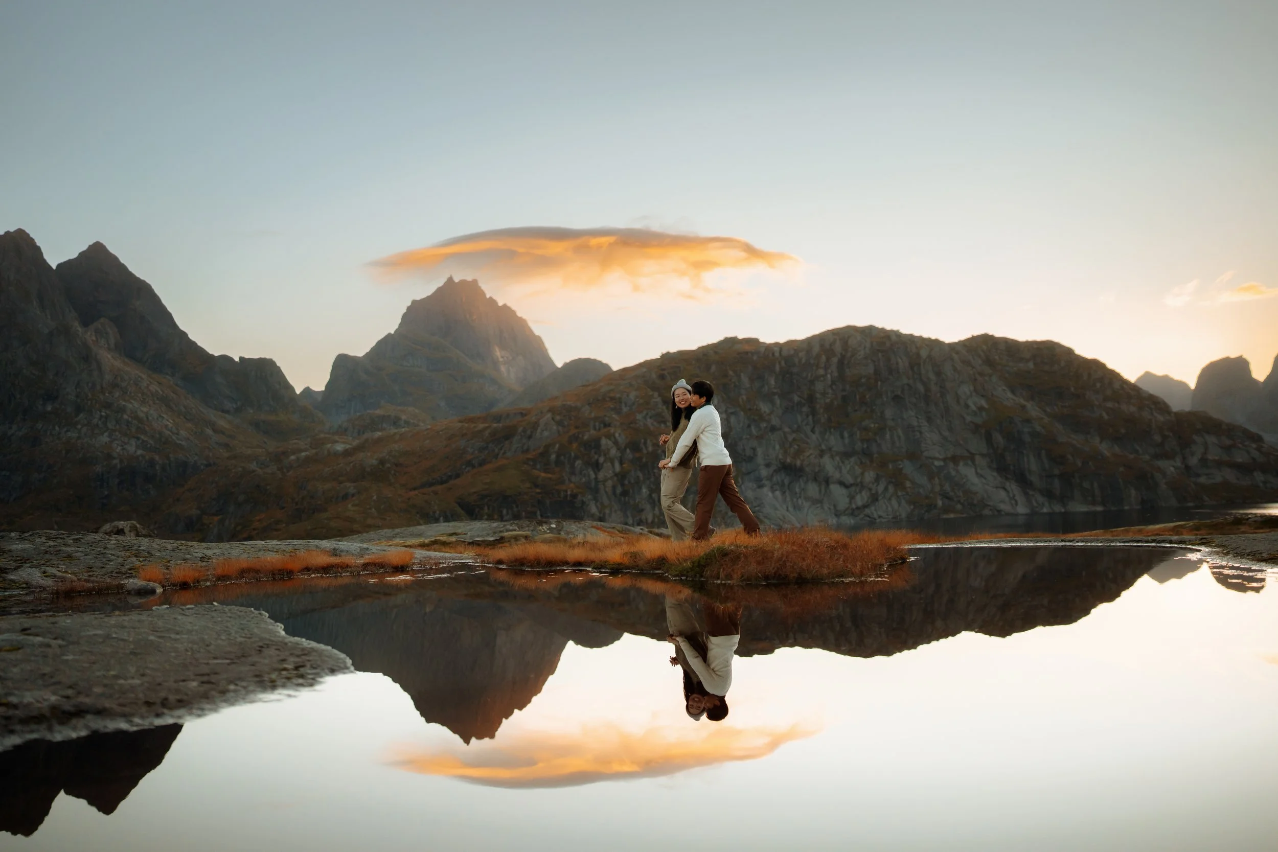 Book a relaxed couple photoshoot in Lofoten, Norway and capture your love with dramatic mountains, beaches, and fishing villages as your backdrop.