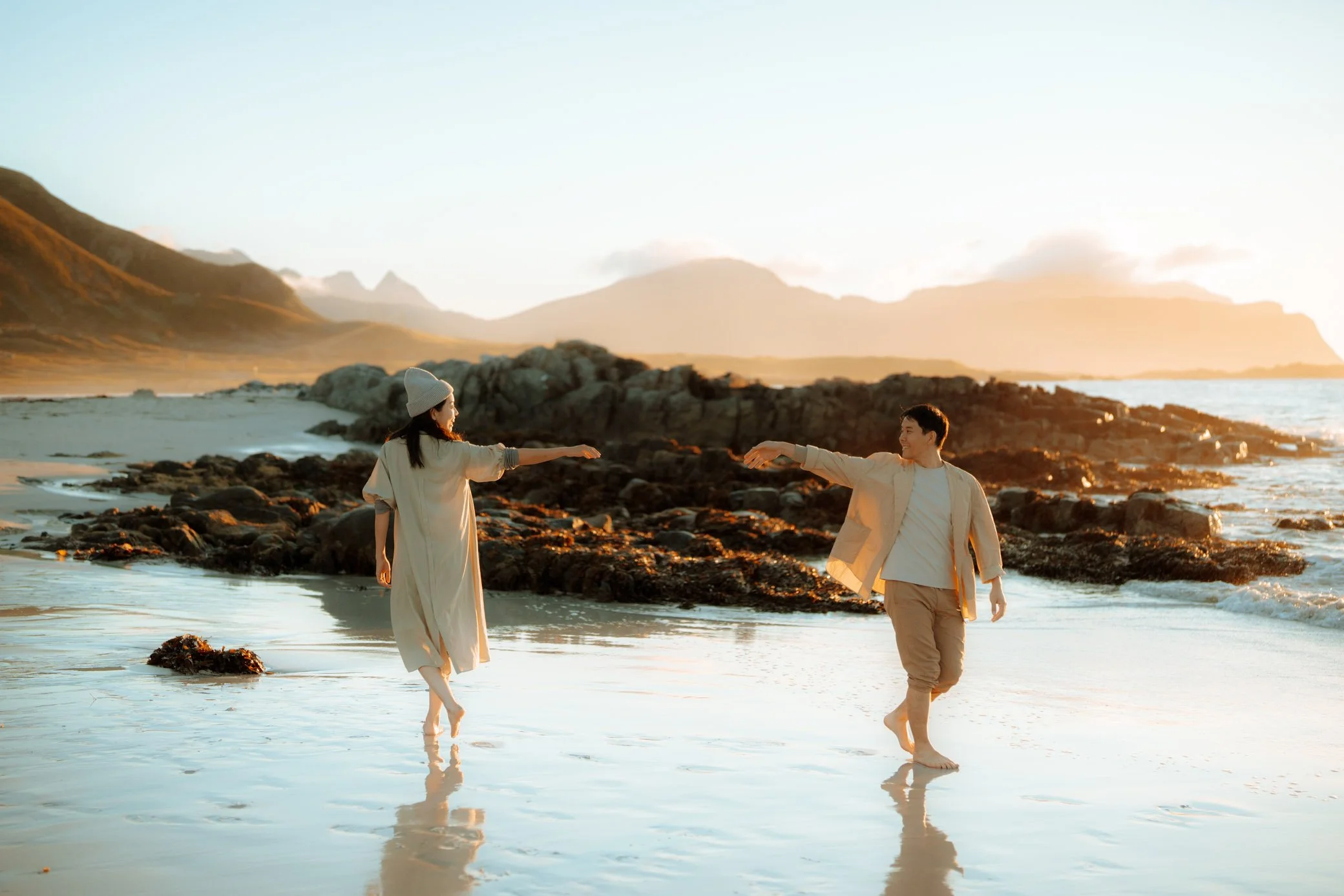 Beach-Flakstad-couple-photoshoot-16.jpg
