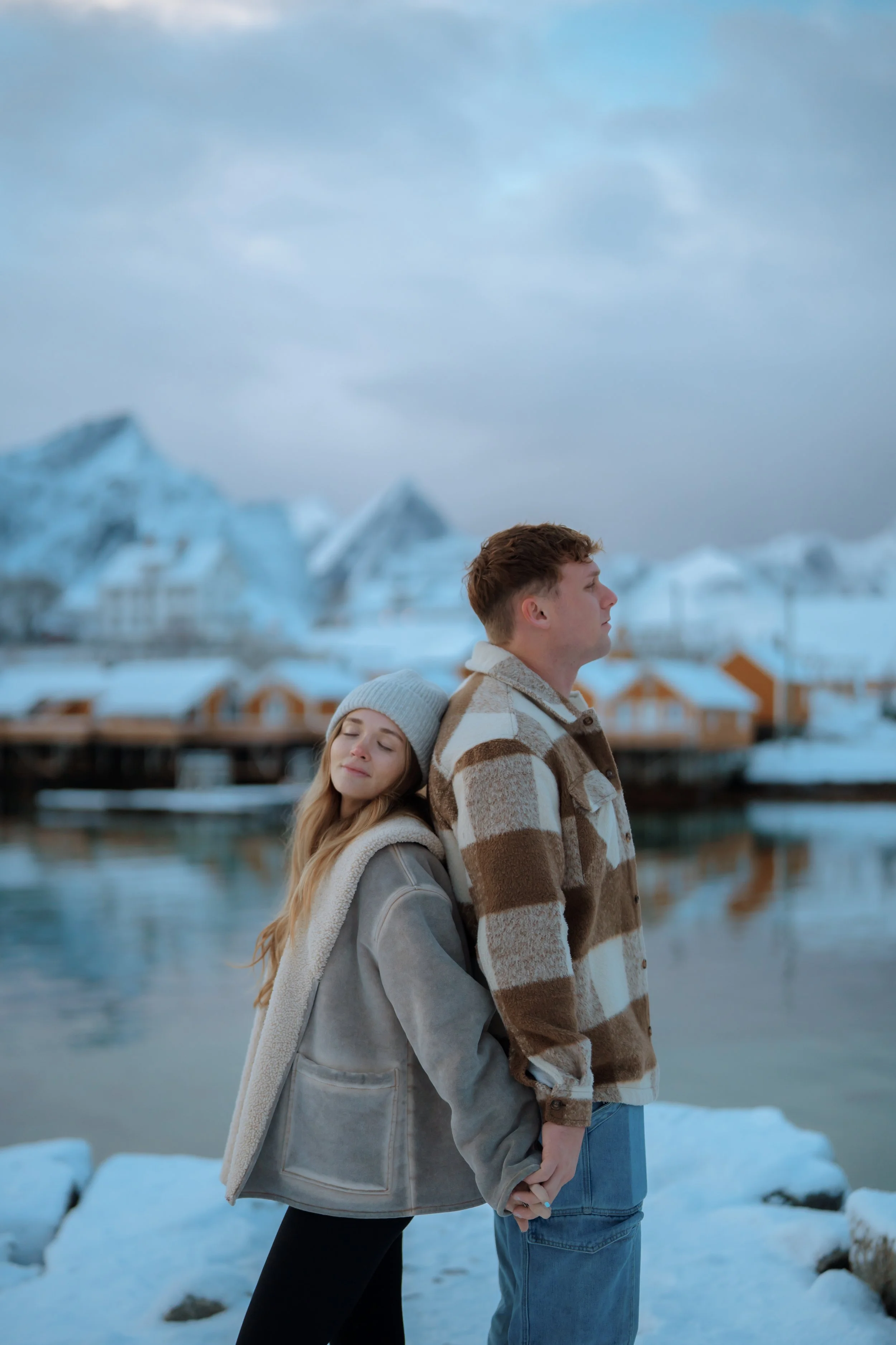 Book a relaxed couple photoshoot in Lofoten, Norway and capture your love with dramatic mountains, beaches, and fishing villages as your backdrop.
