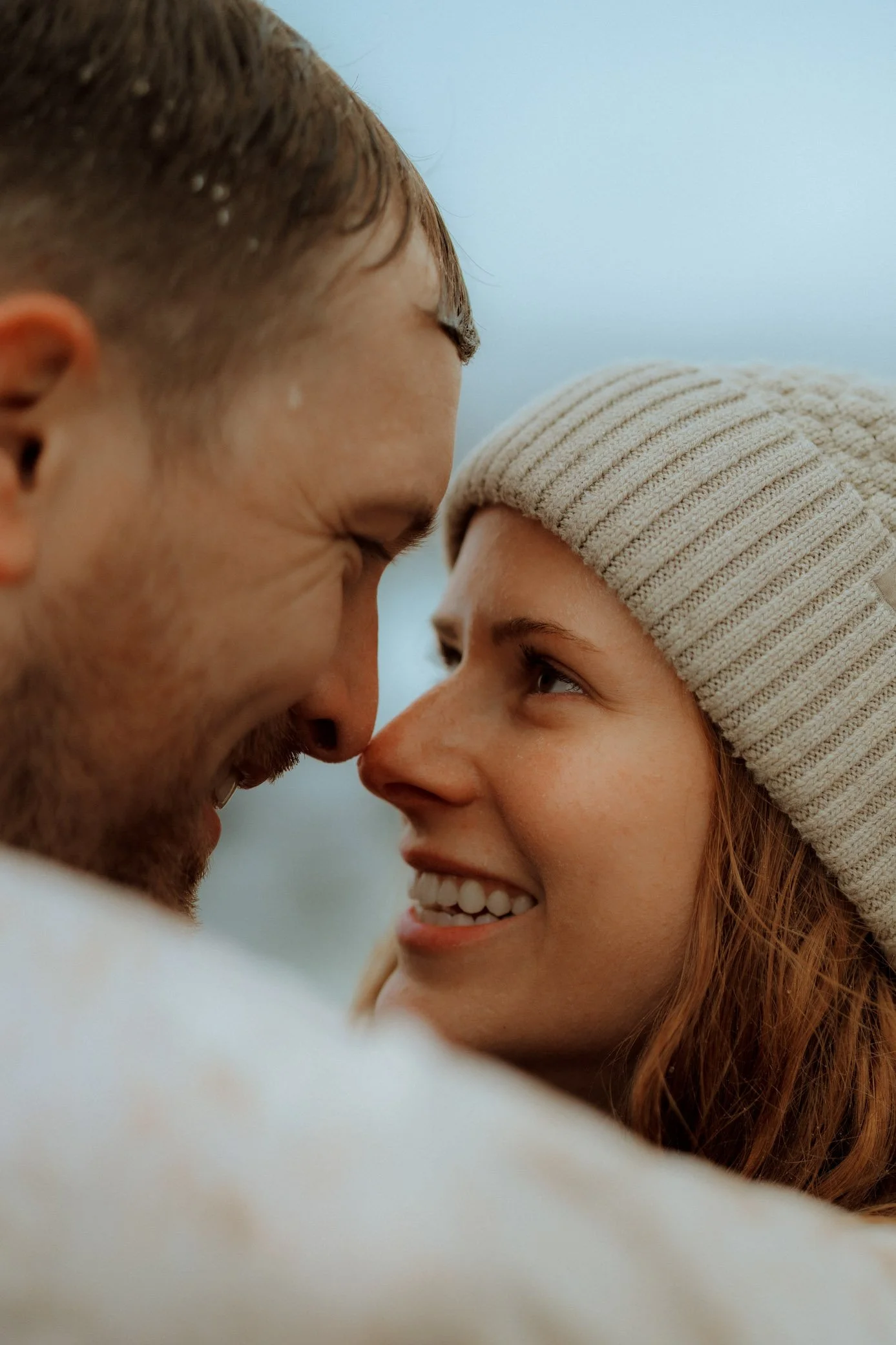 Beach-Flakstad-rainy-couple-photoshoot-19.jpg