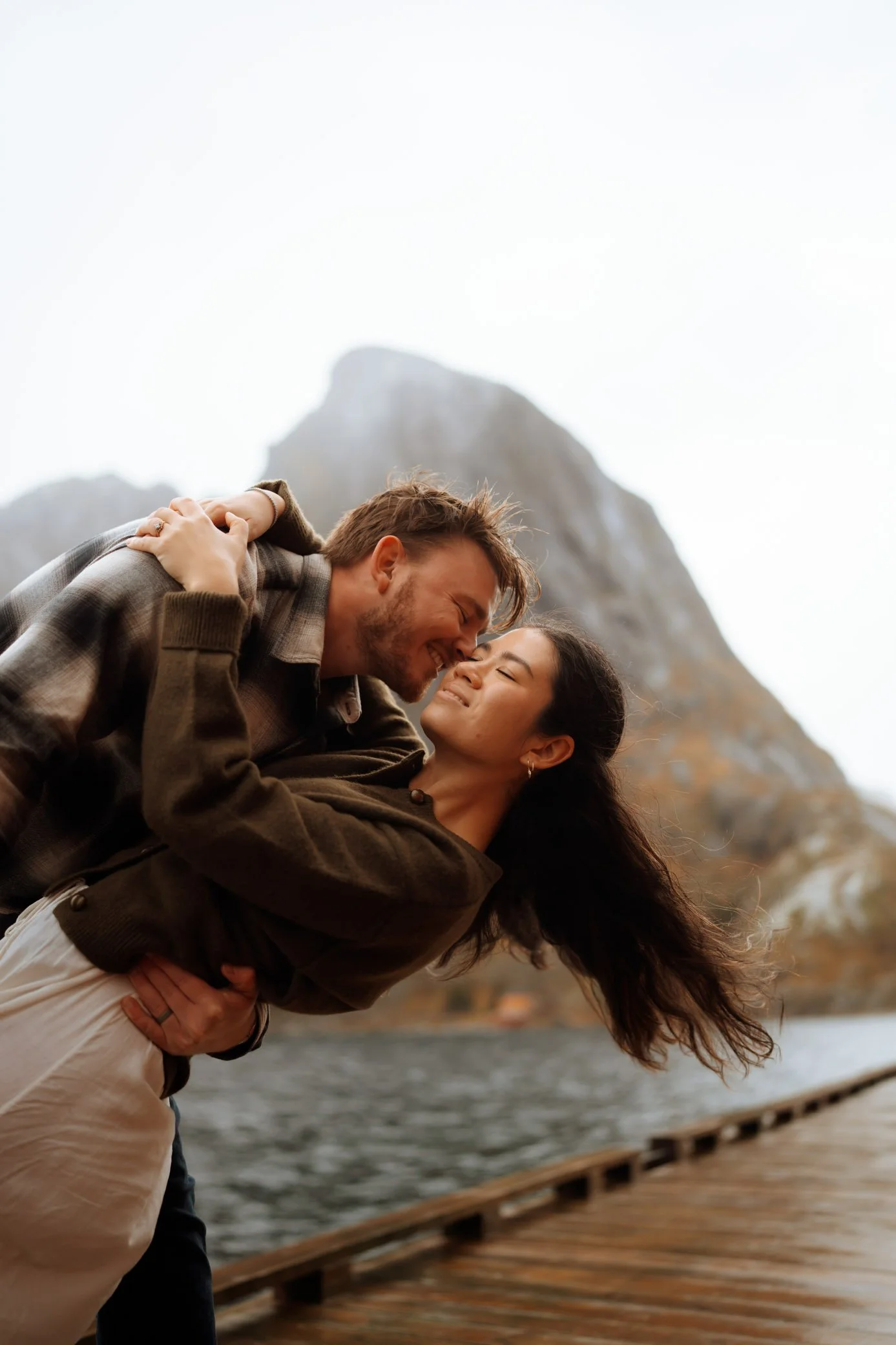 Hamnøy-rainy-cpuple-photoshoot-lofoten-19.jpg