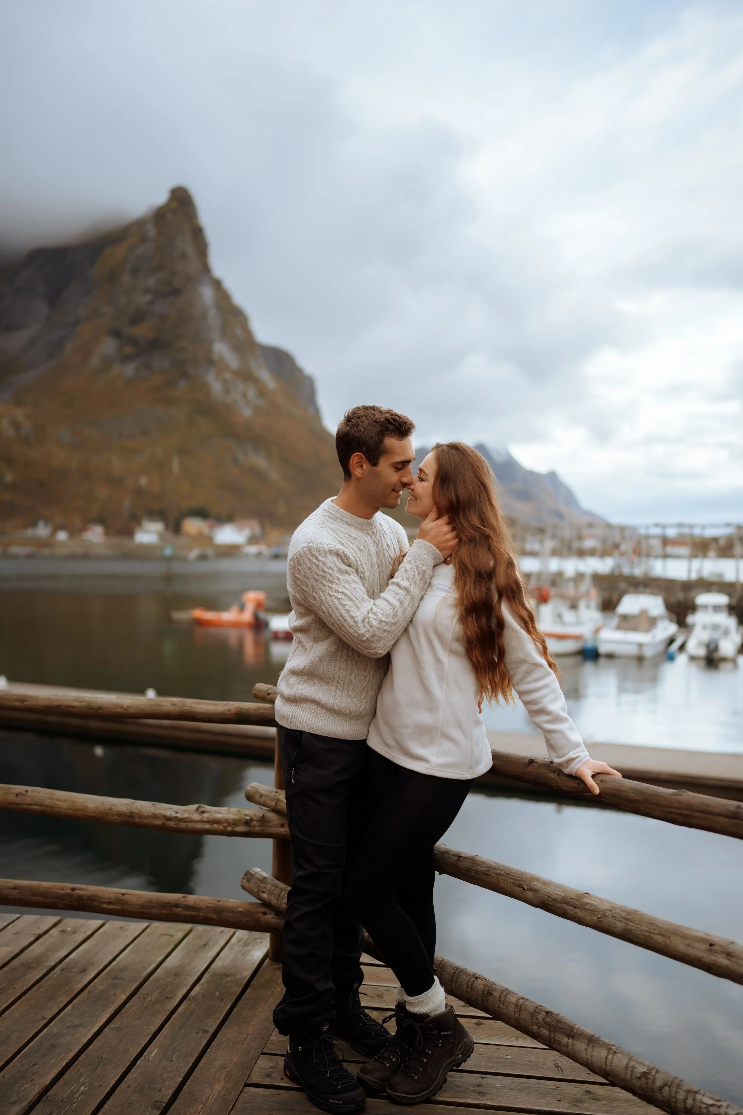 Book a relaxed couple photoshoot in Lofoten, Norway and capture your love with dramatic mountains, beaches, and fishing villages as your backdrop.