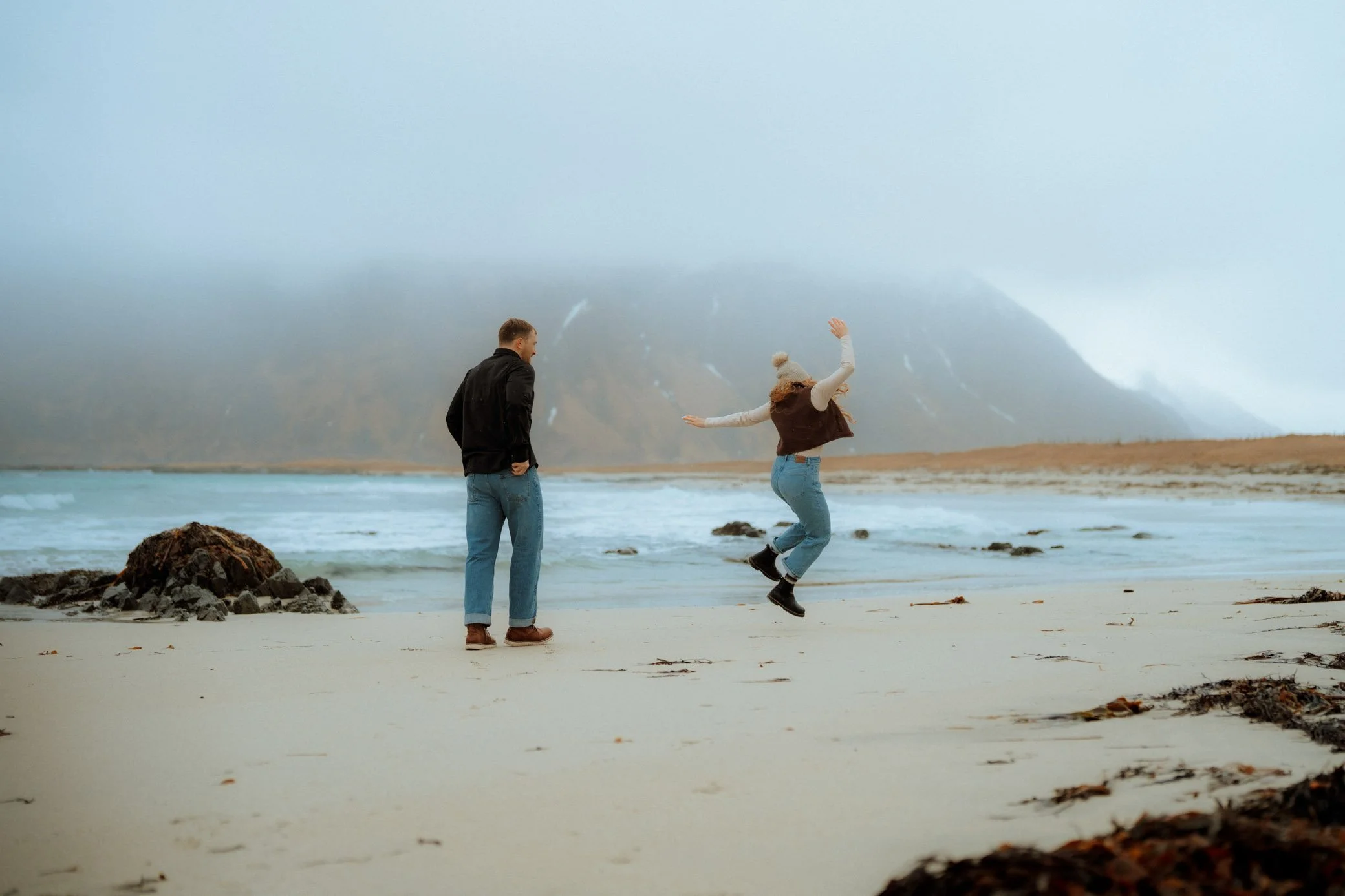 Beach-Flakstad-rainy-couple-photoshoot-1.jpg