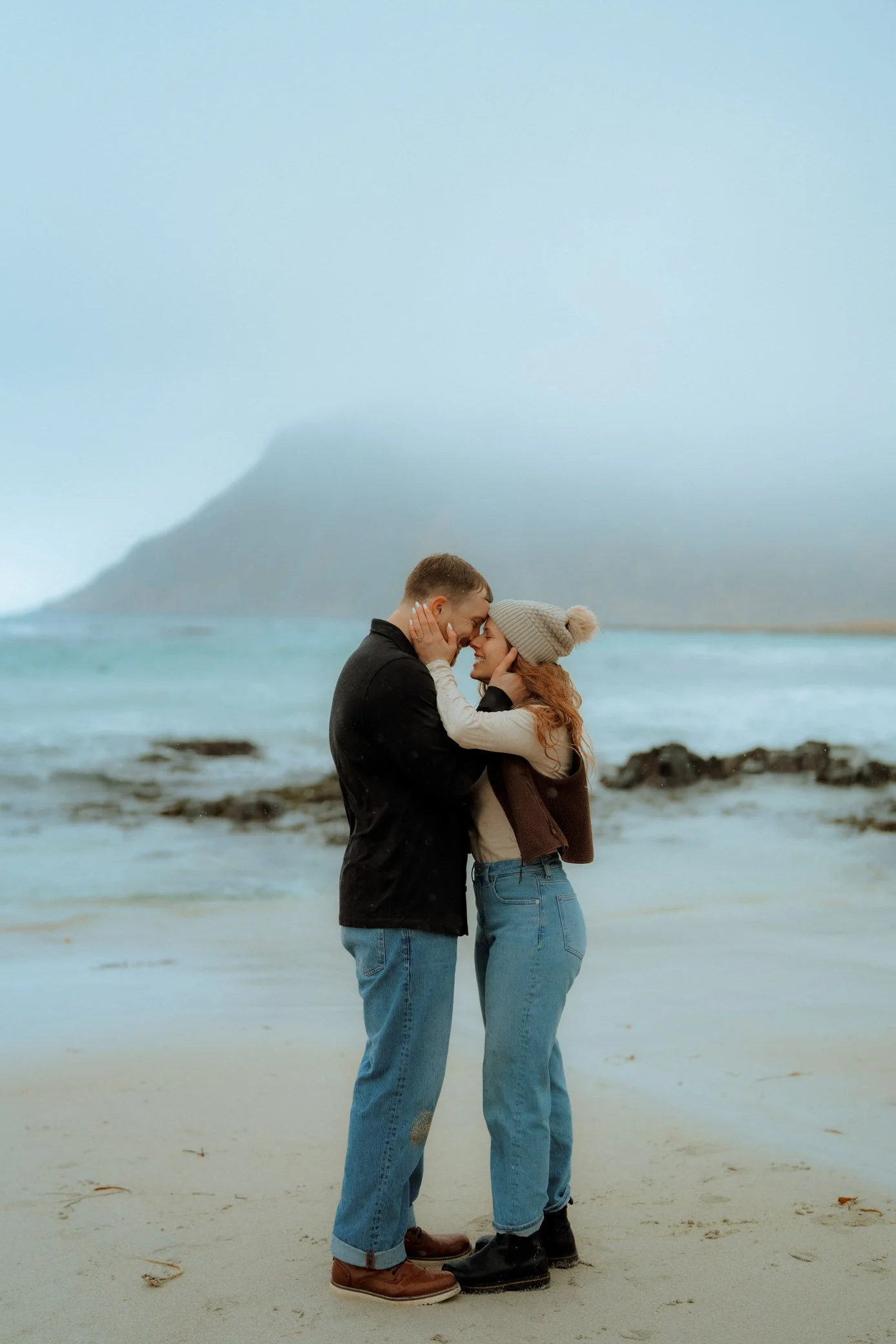Beach-Flakstad-rainy-couple-photoshoot-17.jpg