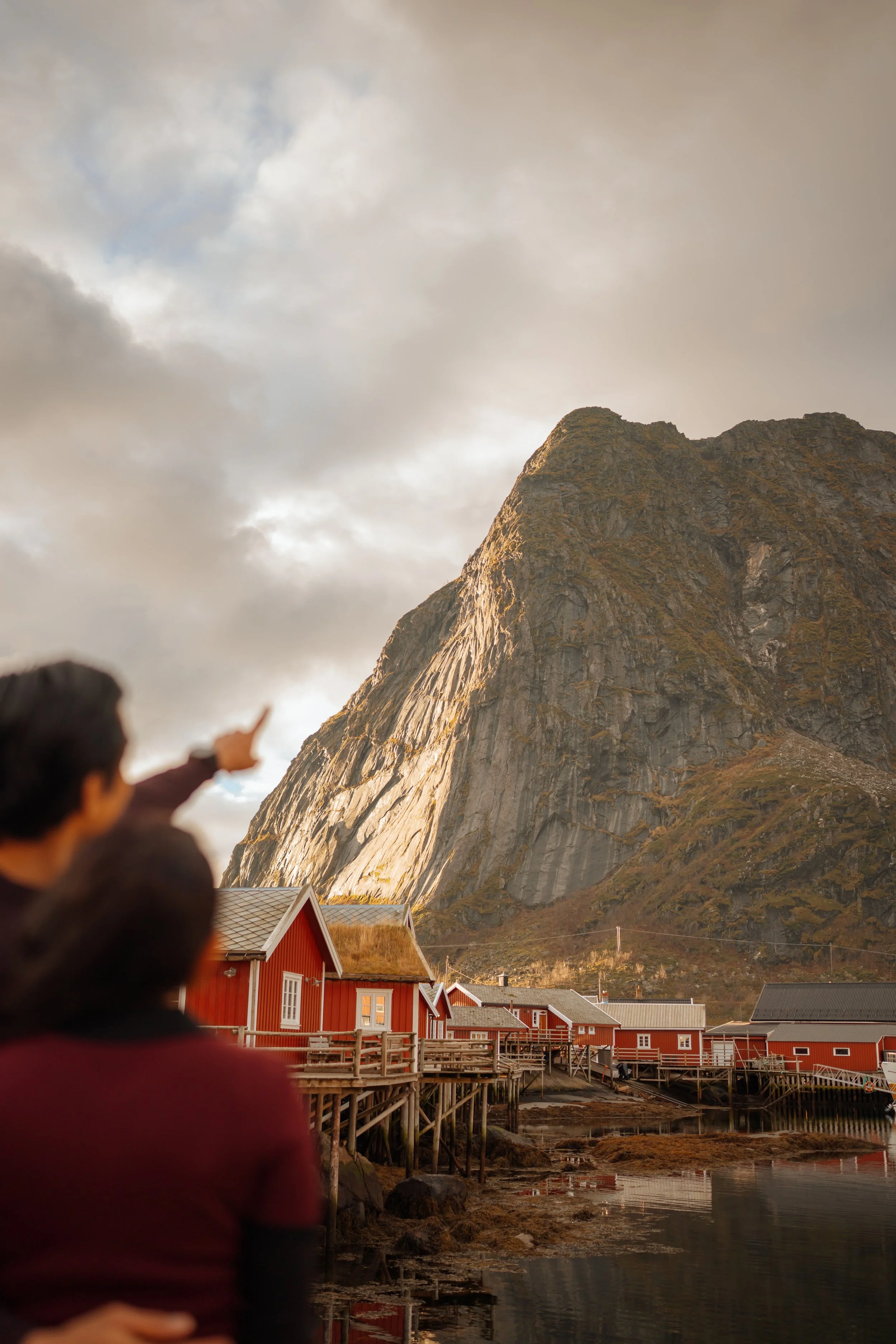 Book a relaxed couple photoshoot in Lofoten, Norway and capture your love with dramatic mountains, beaches, and fishing villages as your backdrop.