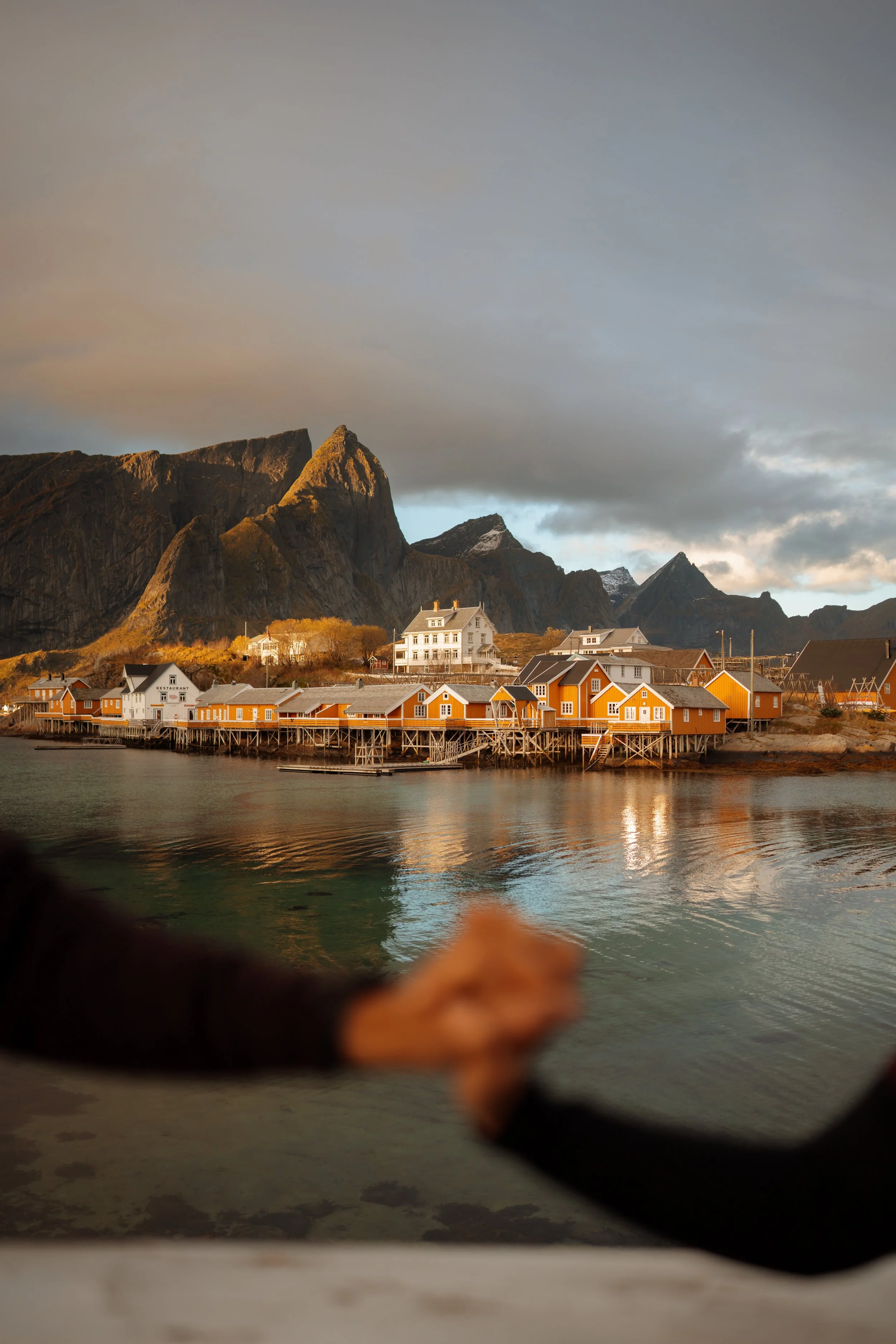 Book a relaxed couple photoshoot in Lofoten, Norway and capture your love with dramatic mountains, beaches, and fishing villages as your backdrop.