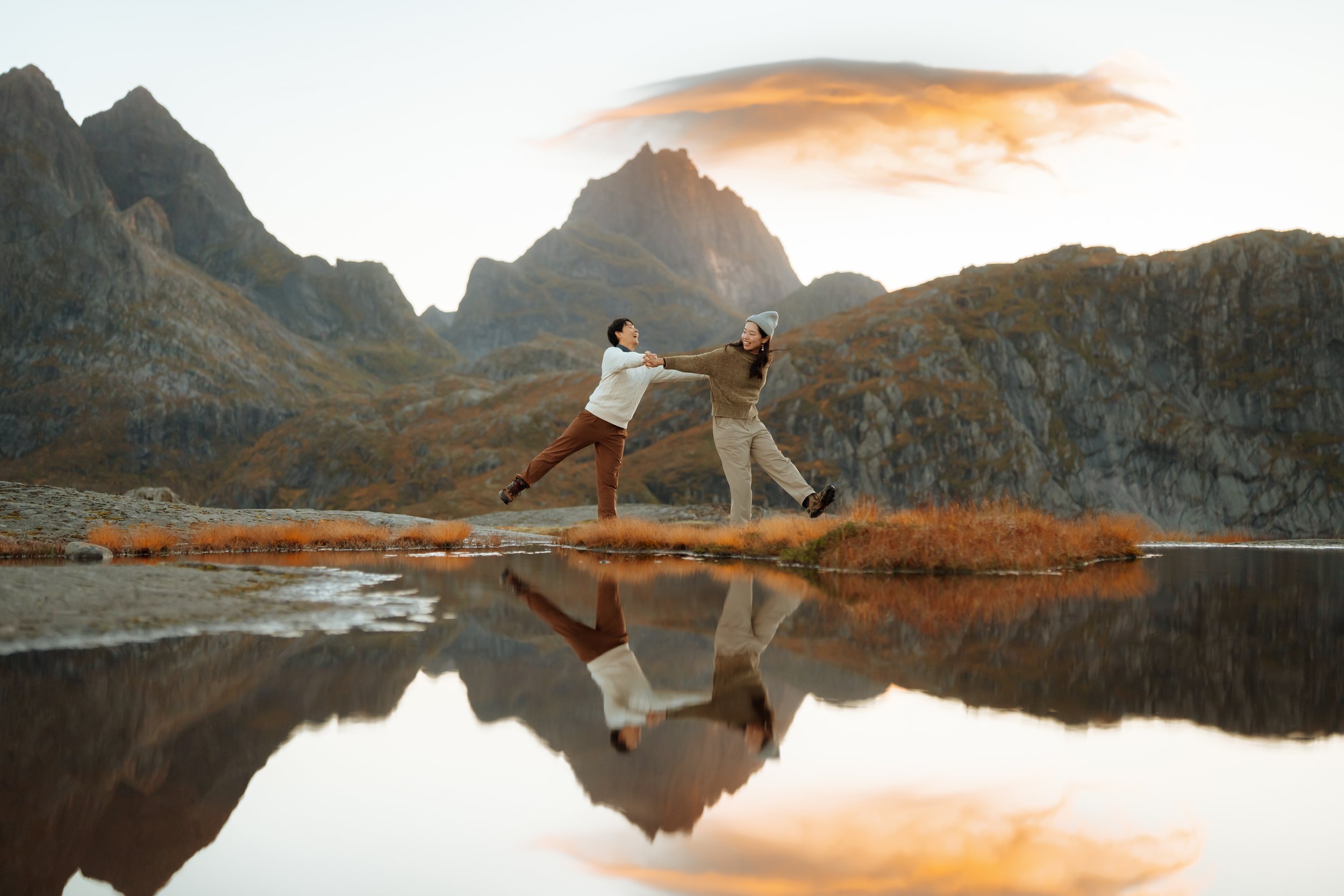 Book a relaxed couple photoshoot in Lofoten, Norway and capture your love with dramatic mountains, beaches, and fishing villages as your backdrop.
