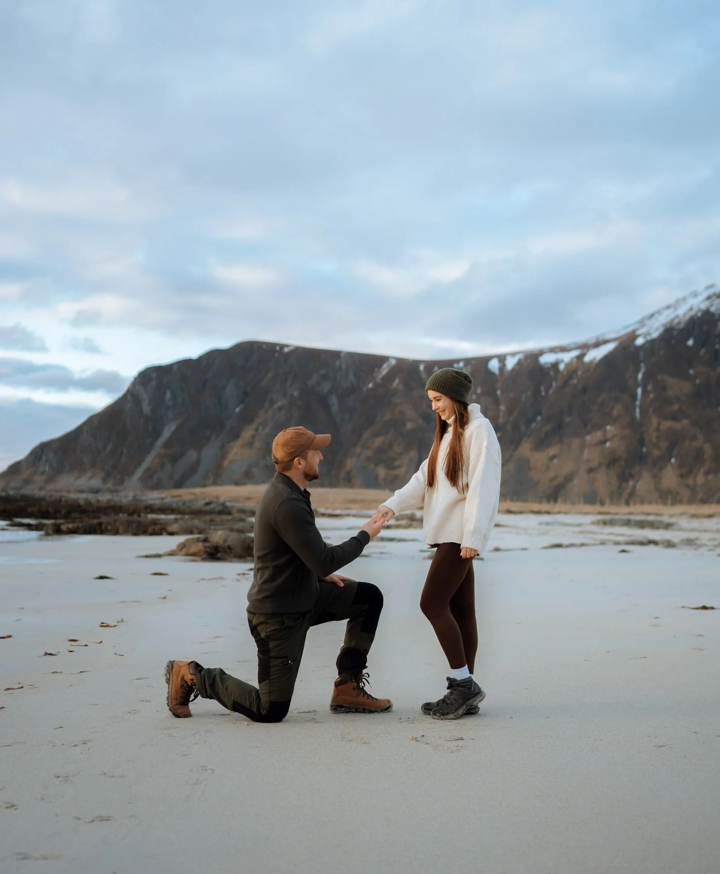 Surprise proposal in Lofoten with mountain view