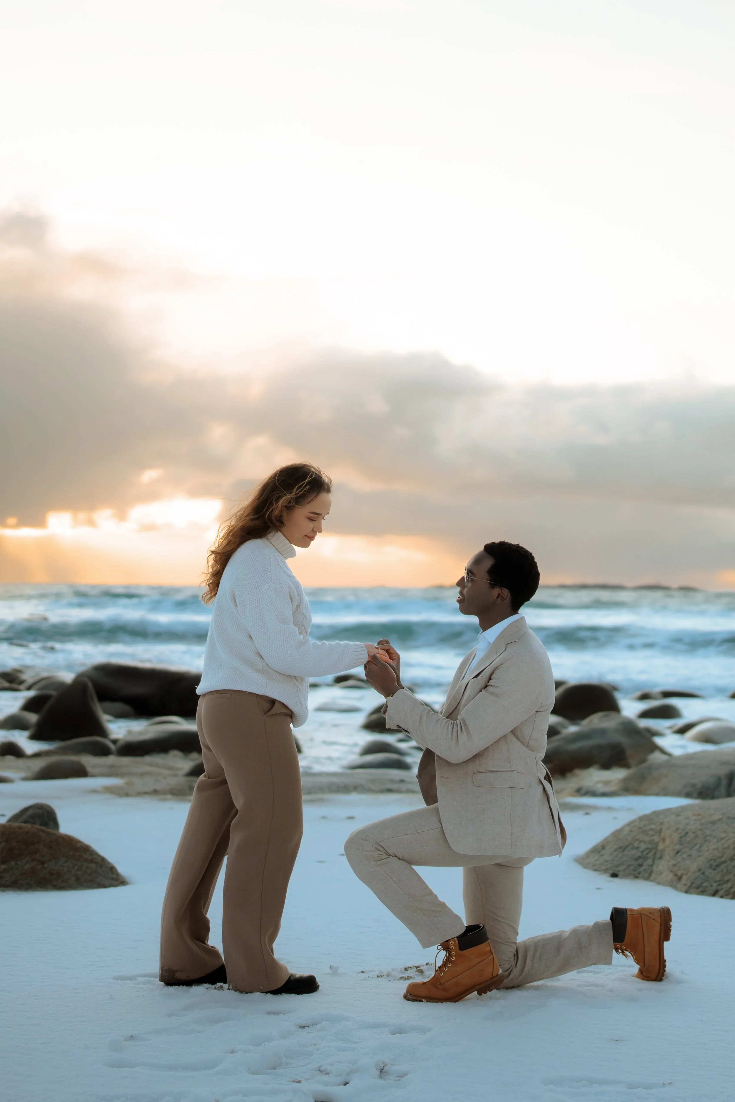 Book a relaxed couple photoshoot in Lofoten, Norway and capture your love with dramatic mountains, beaches, and fishing villages as your backdrop.