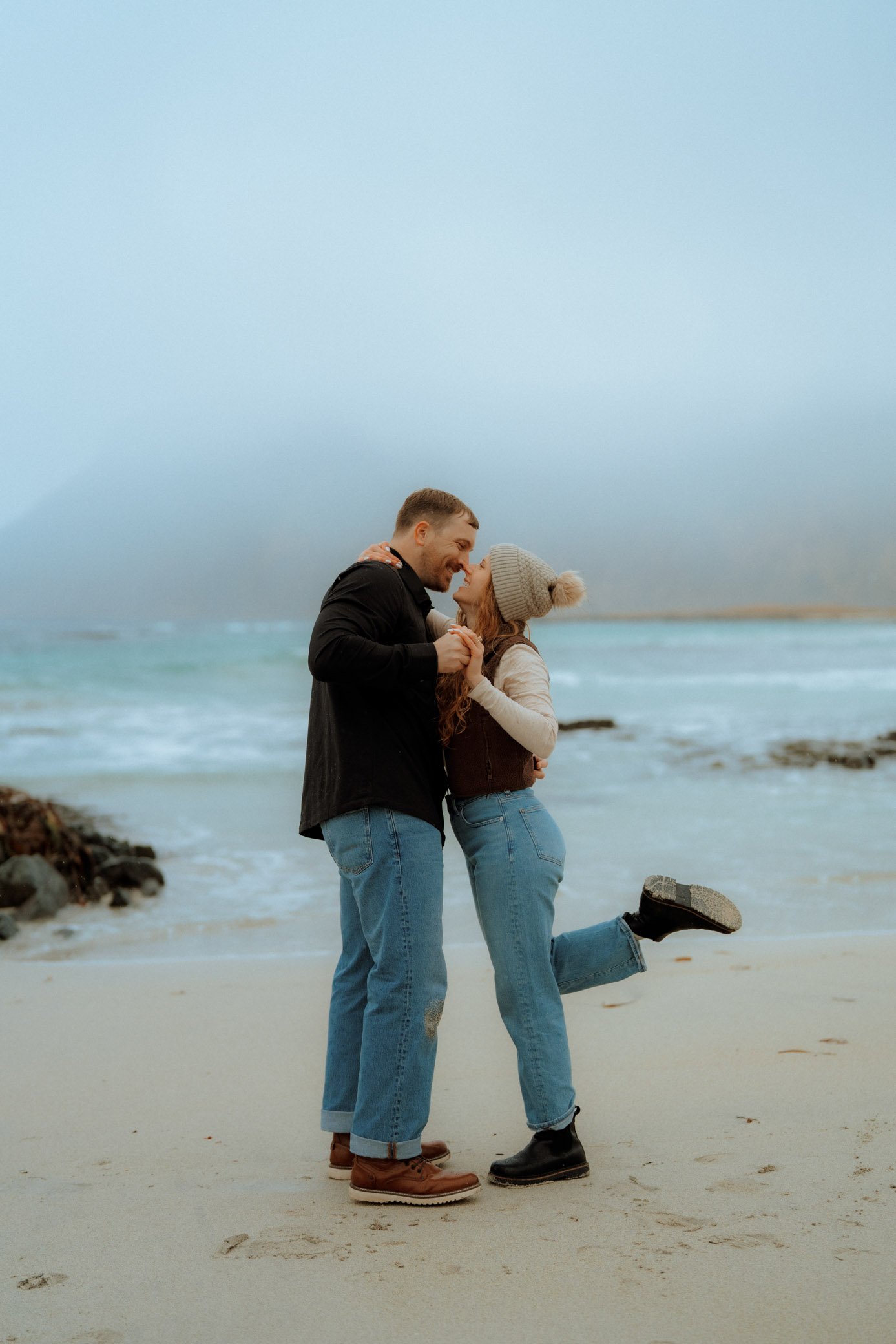 Beach-Flakstad-rainy-couple-photoshoot-7.jpg