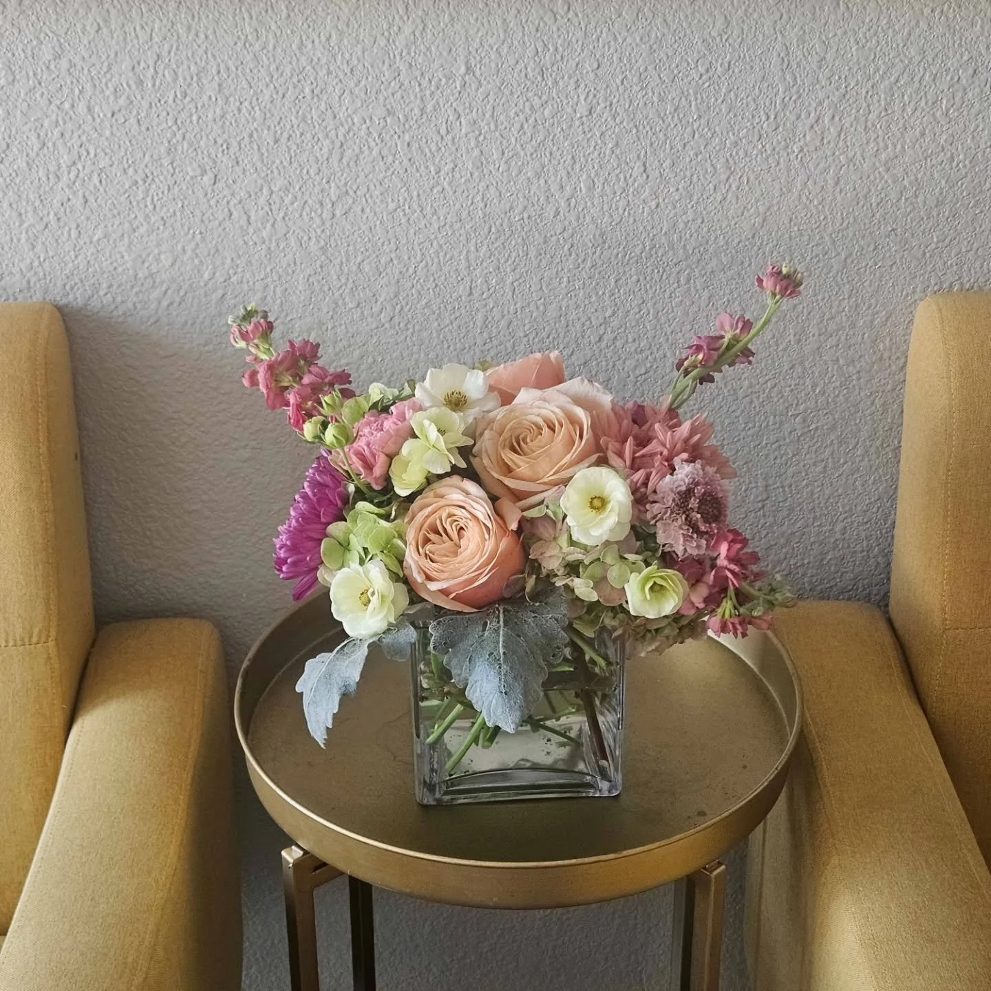🌼🌸This little ditty, framed with butterfly ranunculus, juliet roses and dusty miller came out beautifully!! ➡️ for the close-up!