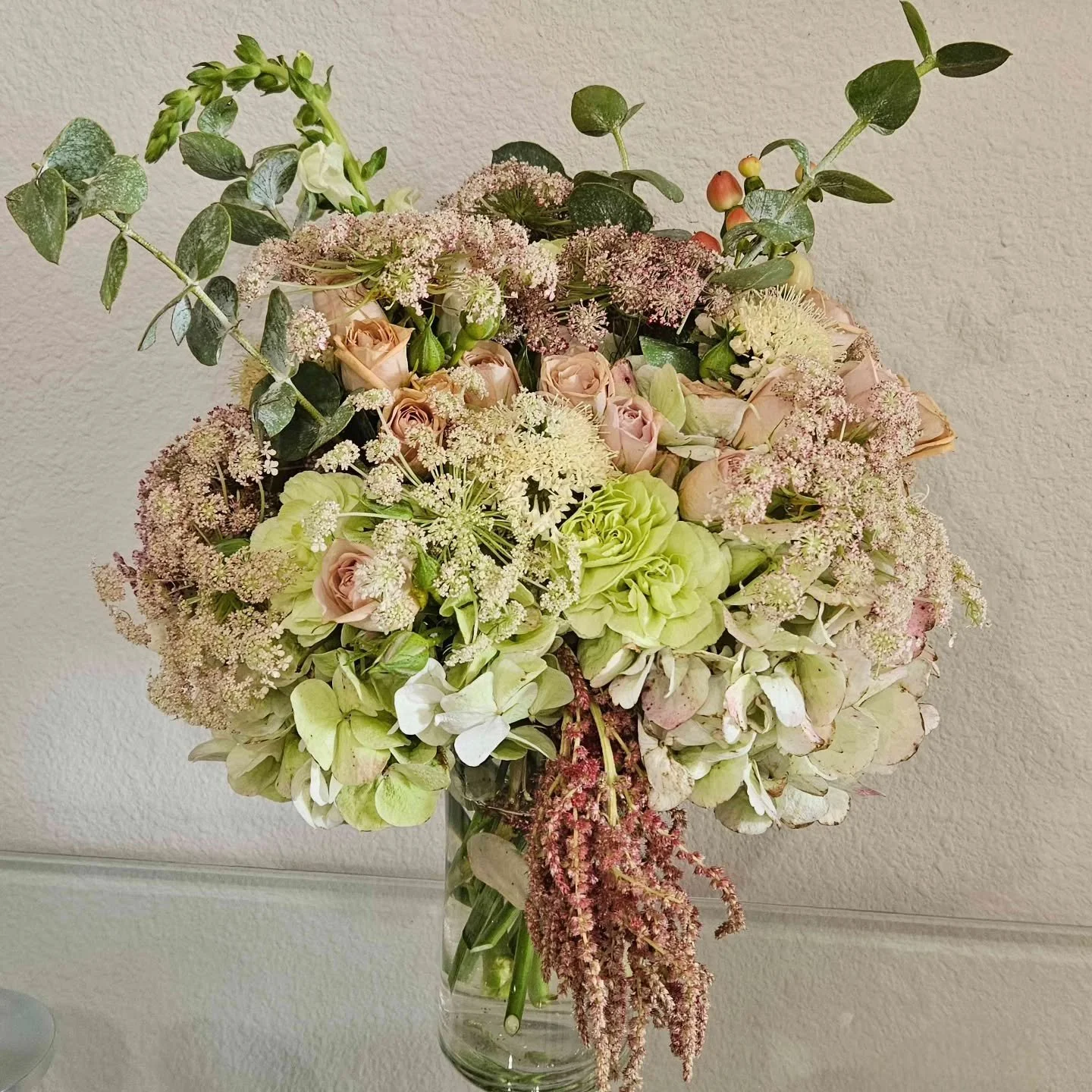 Antique hydrangeas set the color palette for the rest of the design! Some gorgeous lush, premium flowers in this bouquet. 💐🌸🌼

#weddingcolors #planoflorist #shoplocal