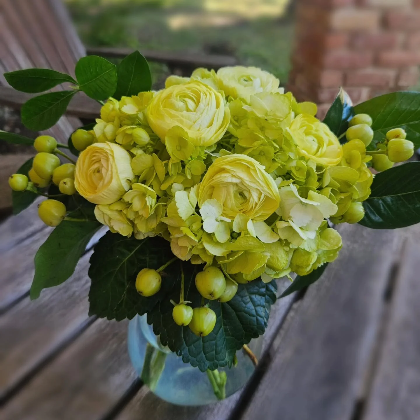 Experimenting with the monochromic look! It's giving Elpheba, just in time for #wicked part two next month! 💚💗

#bouquetsfordays #flowerpower #bespokeflowers