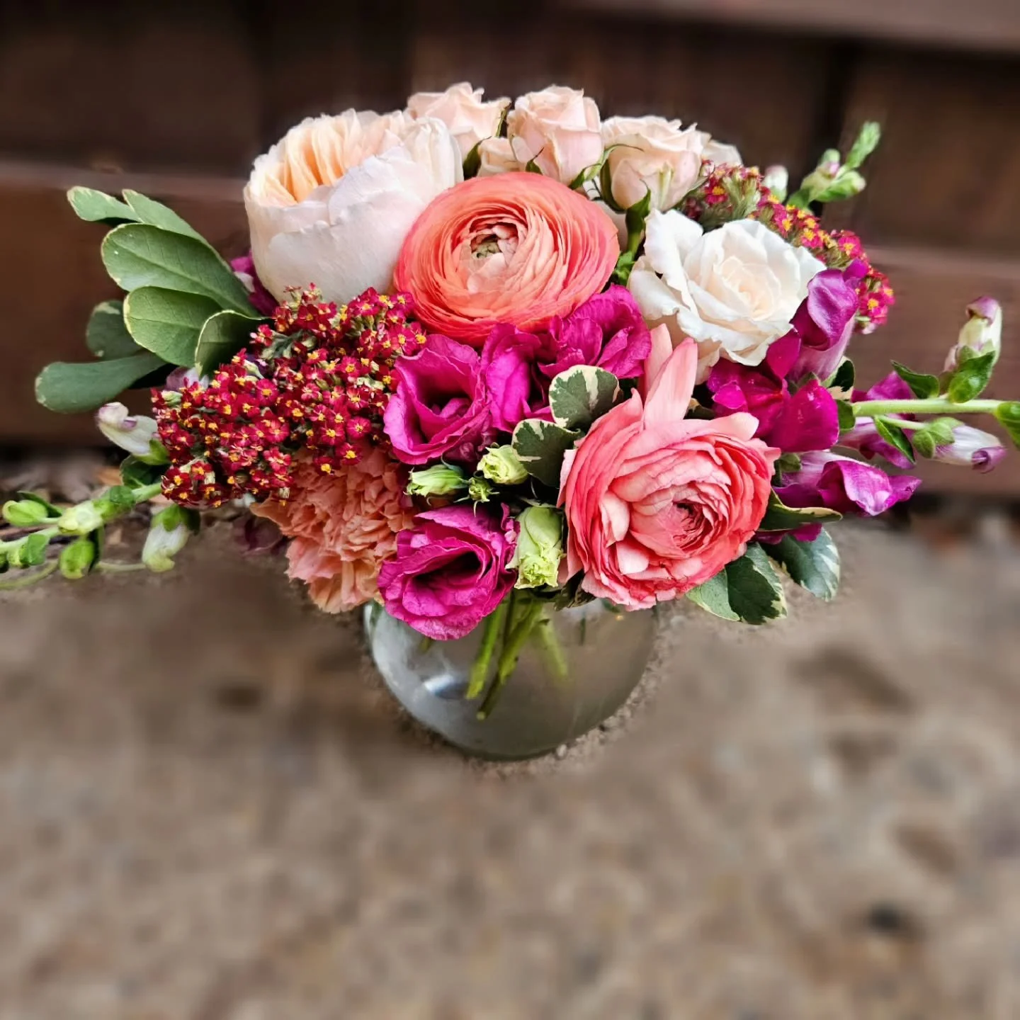 Neutrals accented with coral hues....love this stunning combination!! What's your go-to favorite floral color? ❤️🧡💛💚💙💜