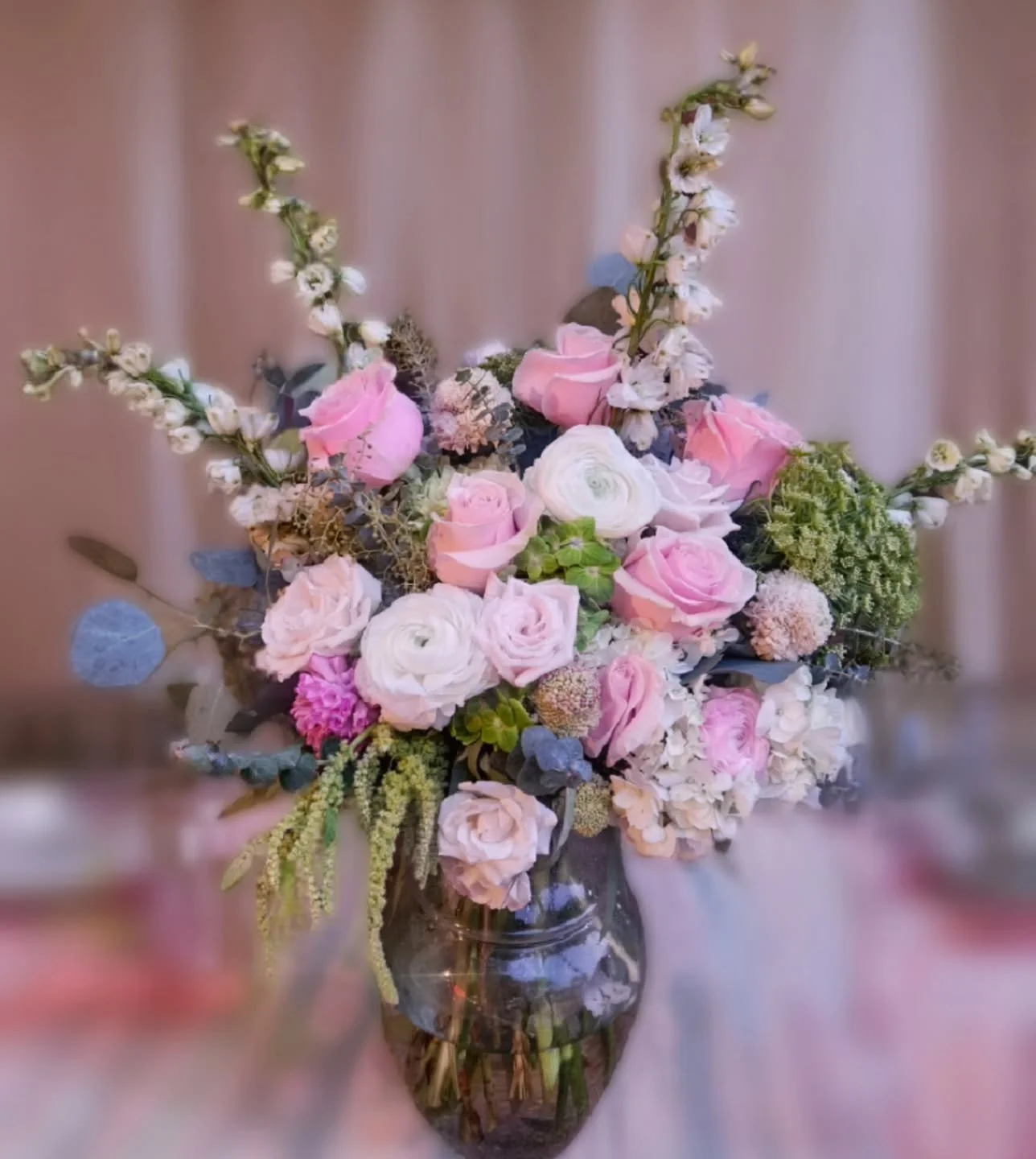 Enjoyed creating this eye-catching grazing table spray (among an array of arrangements for a beautiful, new home). @julieconley10, hope Moms' Night Out was a success! 🫶🏻💐🌷🌸🌼🎉🥂

#planoflorist #shoplocal #flowerpower
