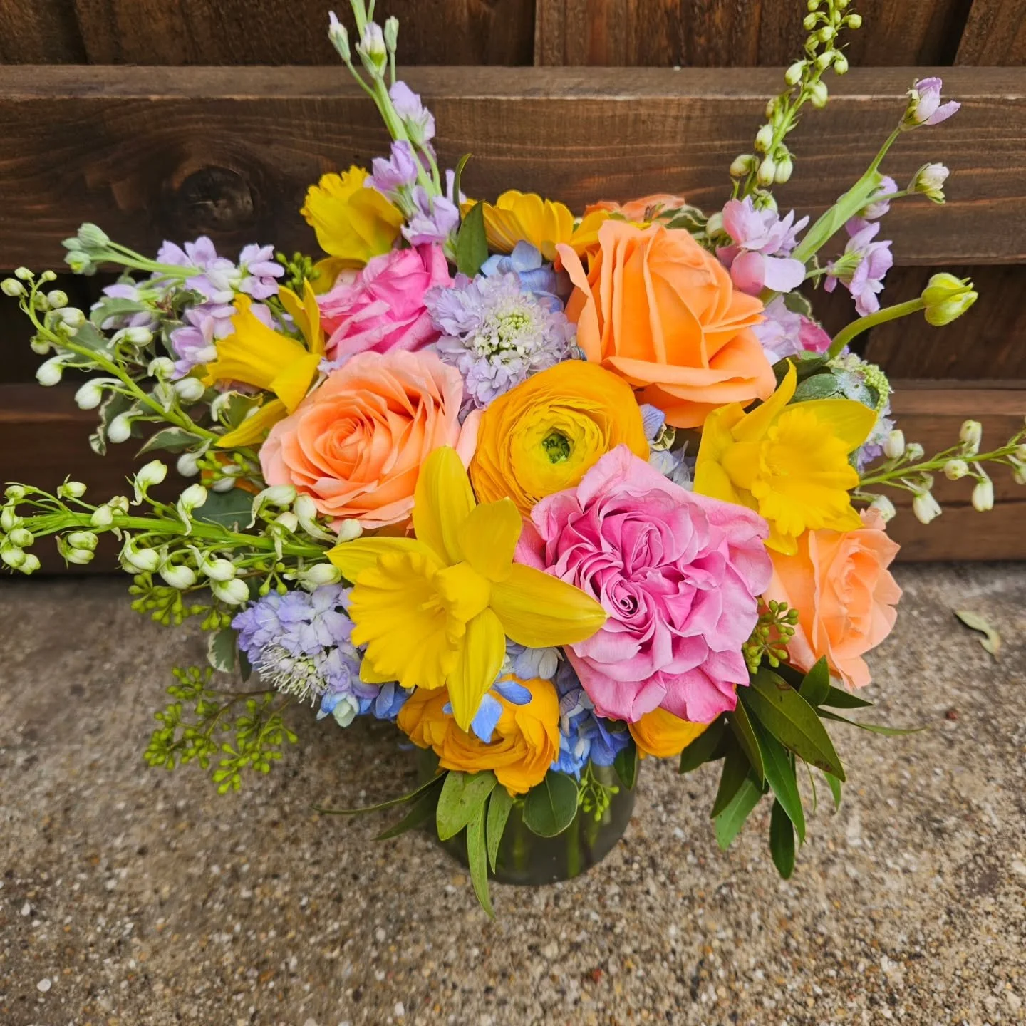 No filter, non-retouched photos of a springtime bouq for a favorite client's Mom on her birthday! Her smile lit up the block when she saw these babies coming! 💐🌸🌻🌹 

#flowerpower #bouquetsfordays #springtime