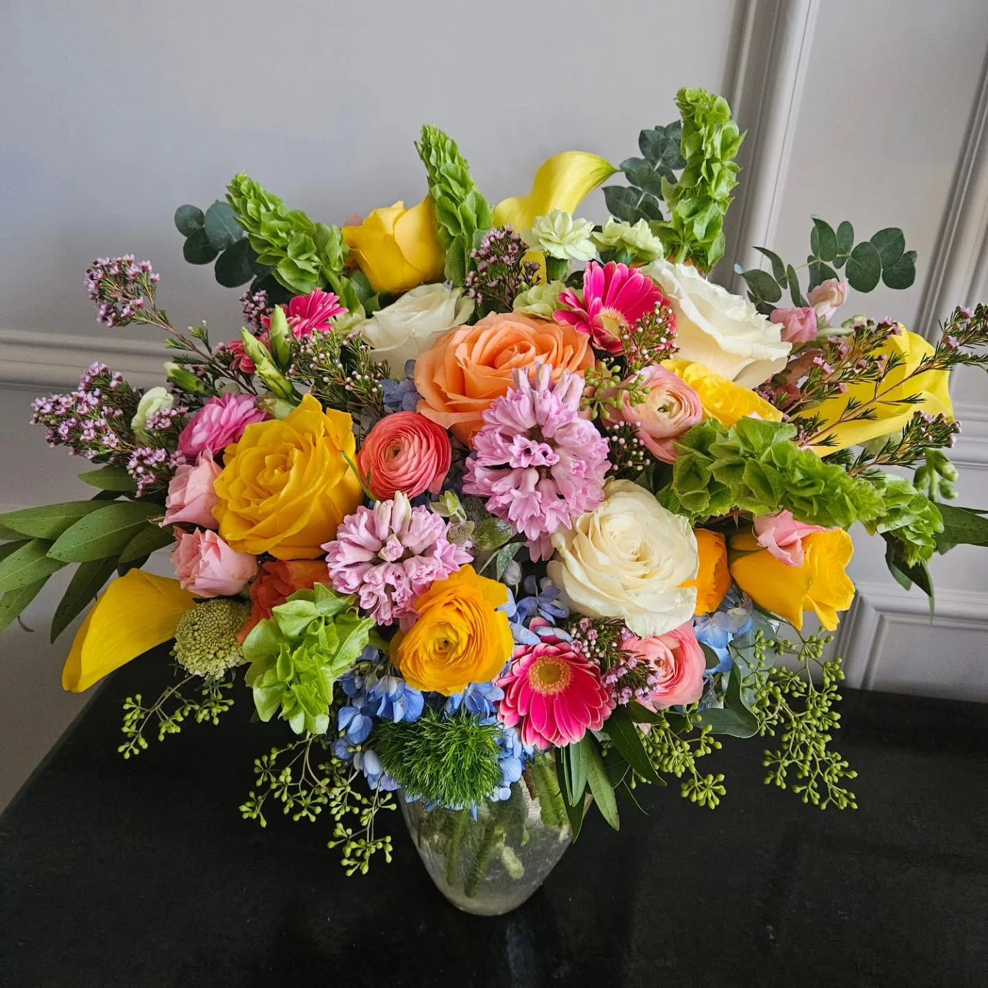 This was for a very special customer to put in his in-laws guest room! Added two hyacinths to give it just the right amount of floral scent! (Any more would've been overpowering in a single room). 🌷💐🌼🌸

#bouquetsfordays #deliveringhappiness #dfwf