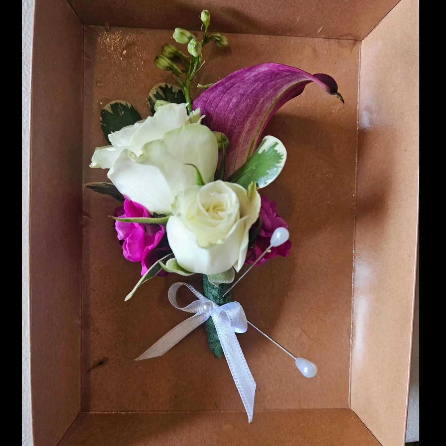A perfect prom boutonniere!! ✨️ 💐 

#bouquetsfordays #dfwflorals #flowerpower