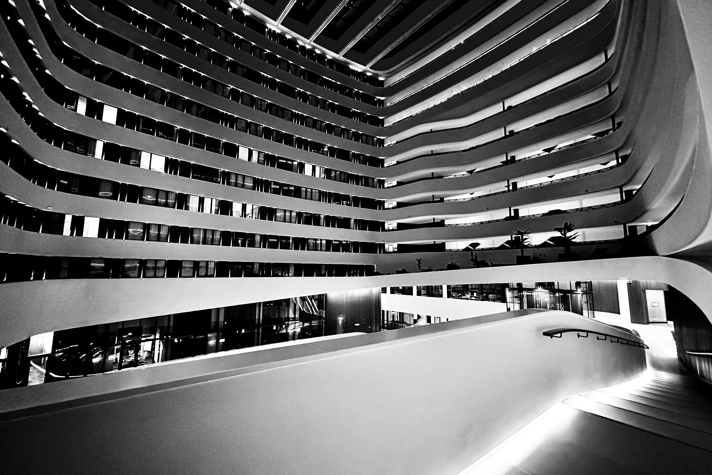 hilton-amsterdam-schiphol-01-atrium-ramp-bw.jpg