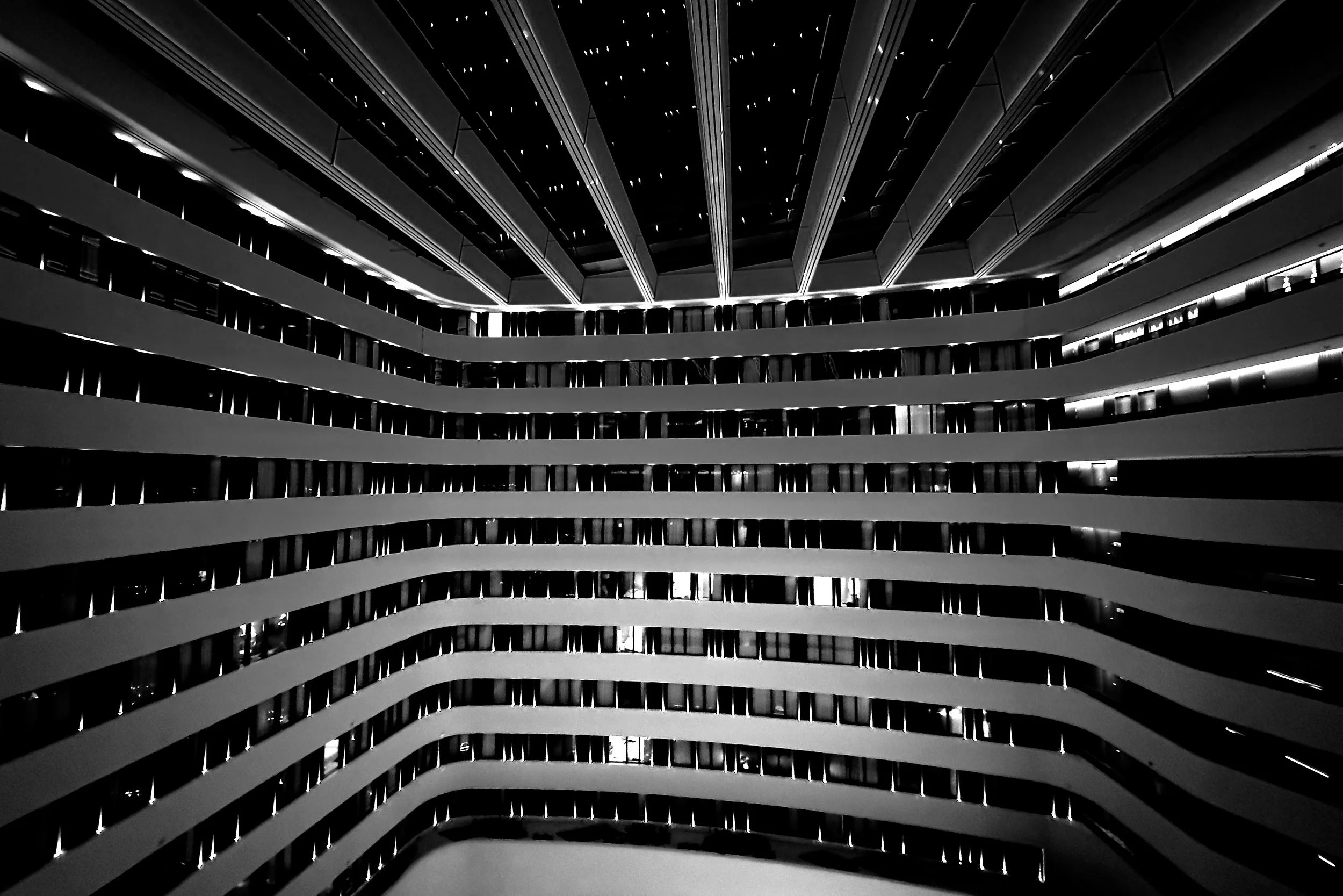 hilton-amsterdam-schiphol-02-ceiling-bw.jpg