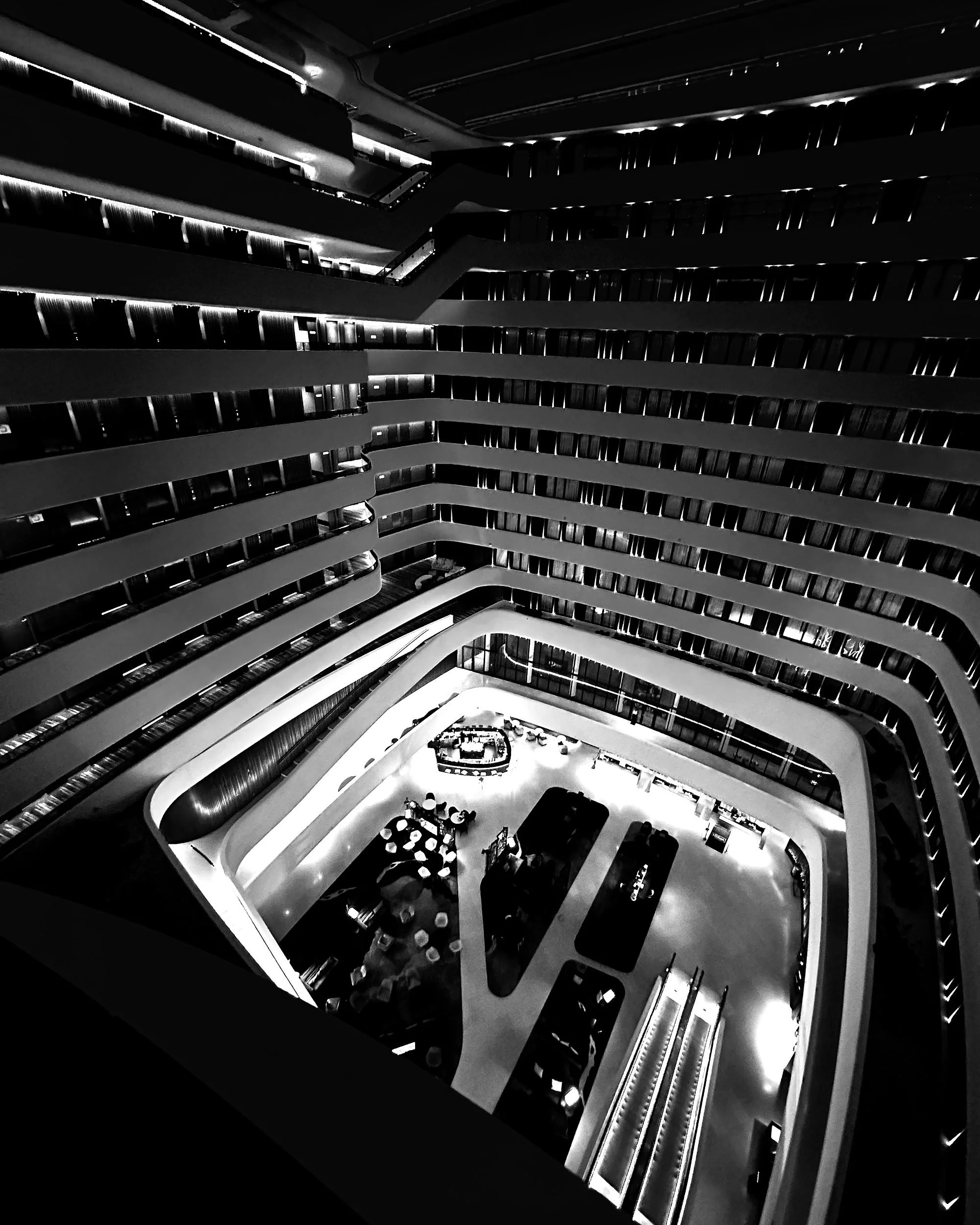 hilton-amsterdam-schiphol-03-atrium-top-down-bw.jpg