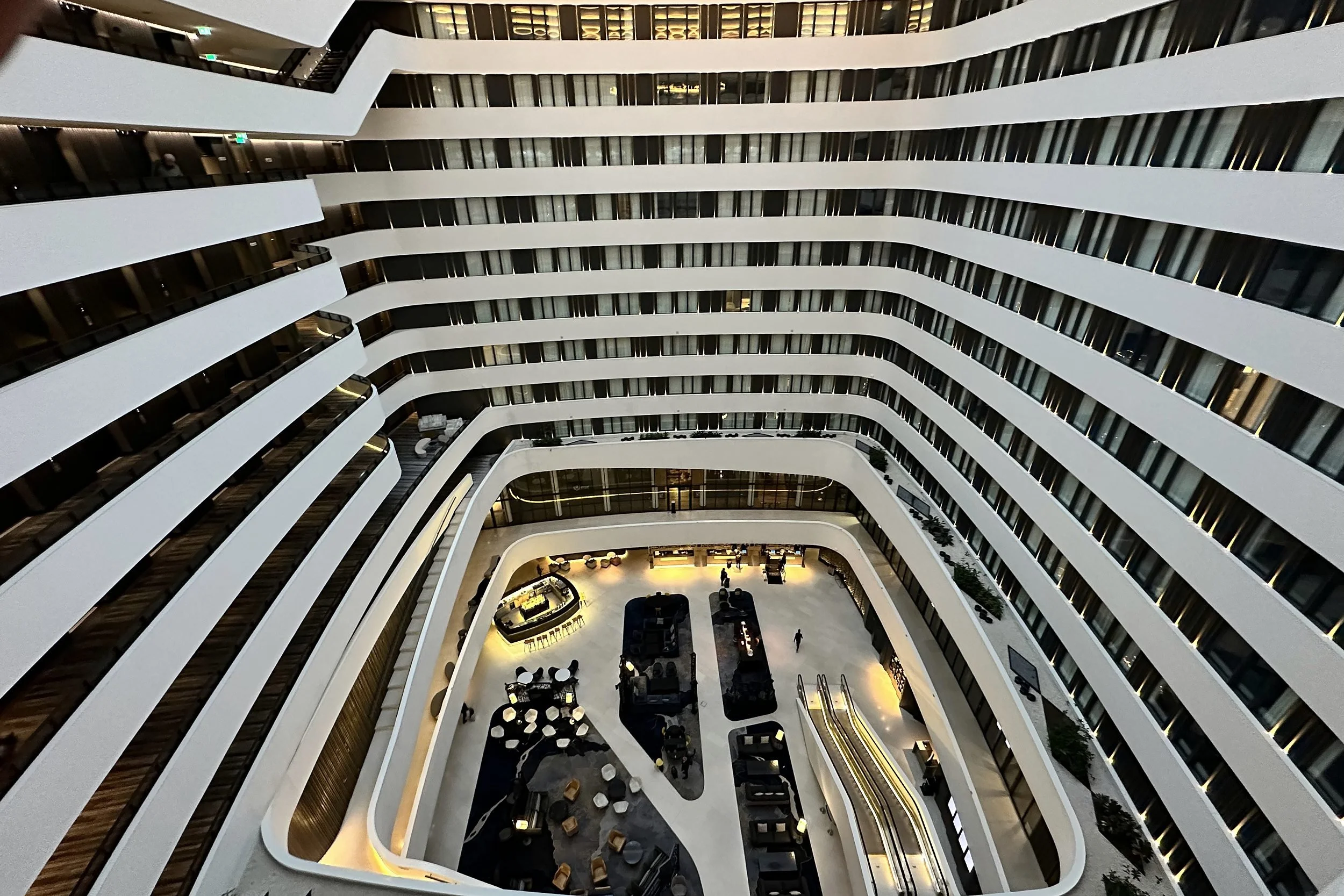 hilton-amsterdam-schiphol-07-atrium-top-down.jpg