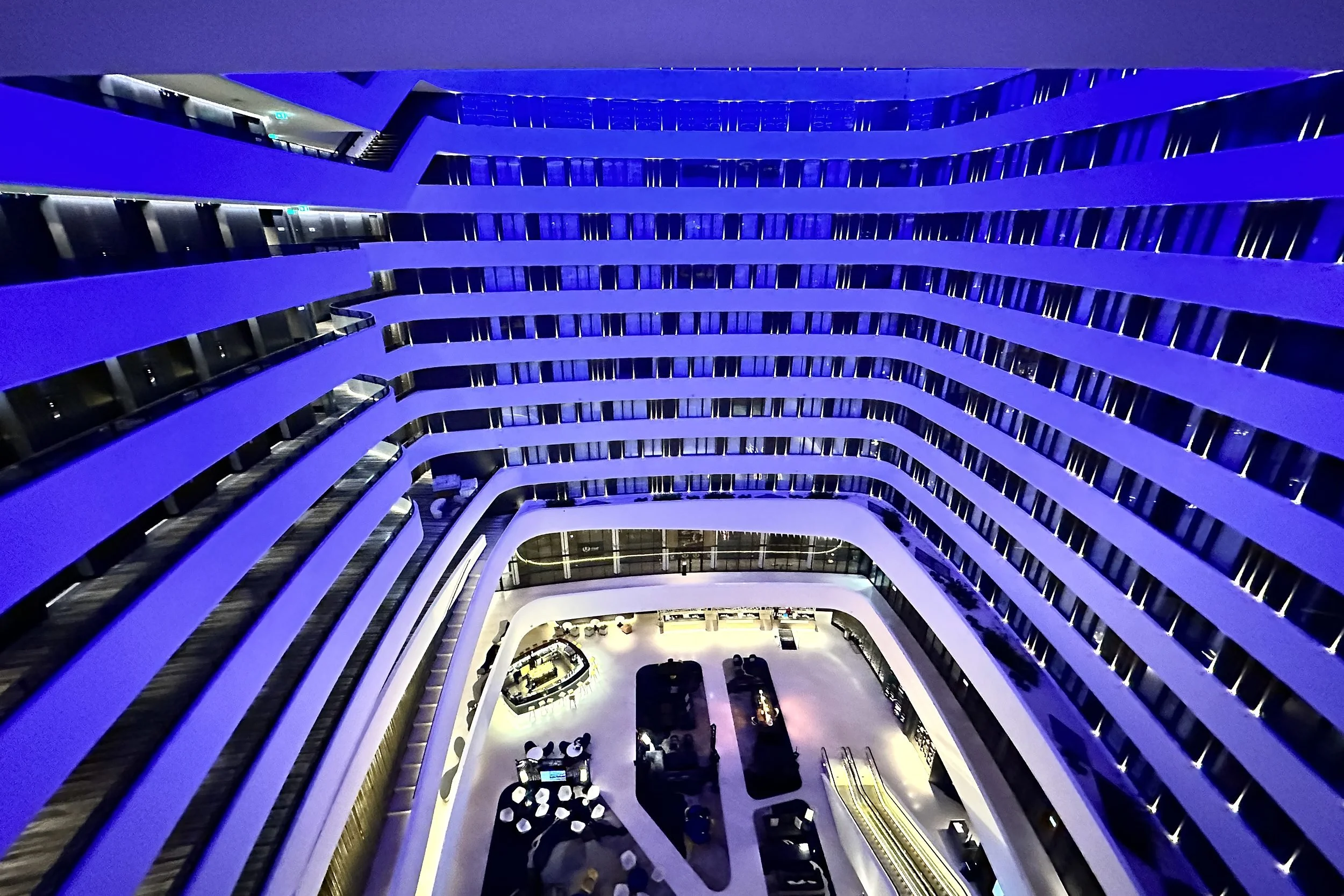 hilton-amsterdam-schiphol-08-atrium-top-down-blue.jpg