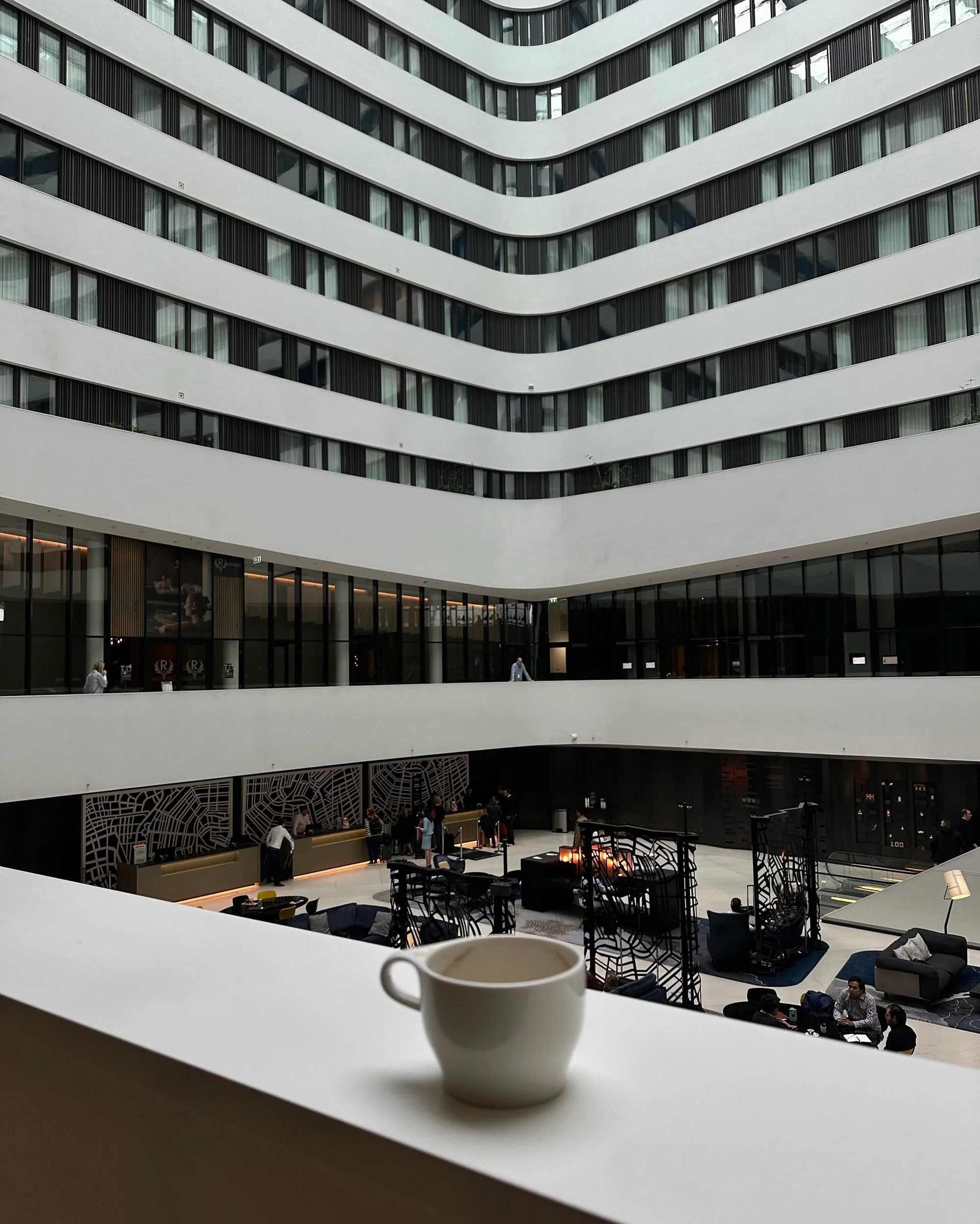 hilton-amsterdam-schiphol-10-cup-over-lobby.jpg
