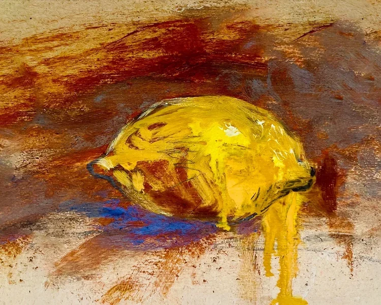 Peinture abstraite représentant un citron jaune qui coule, avec des couleurs chaudes en arrière-plan.