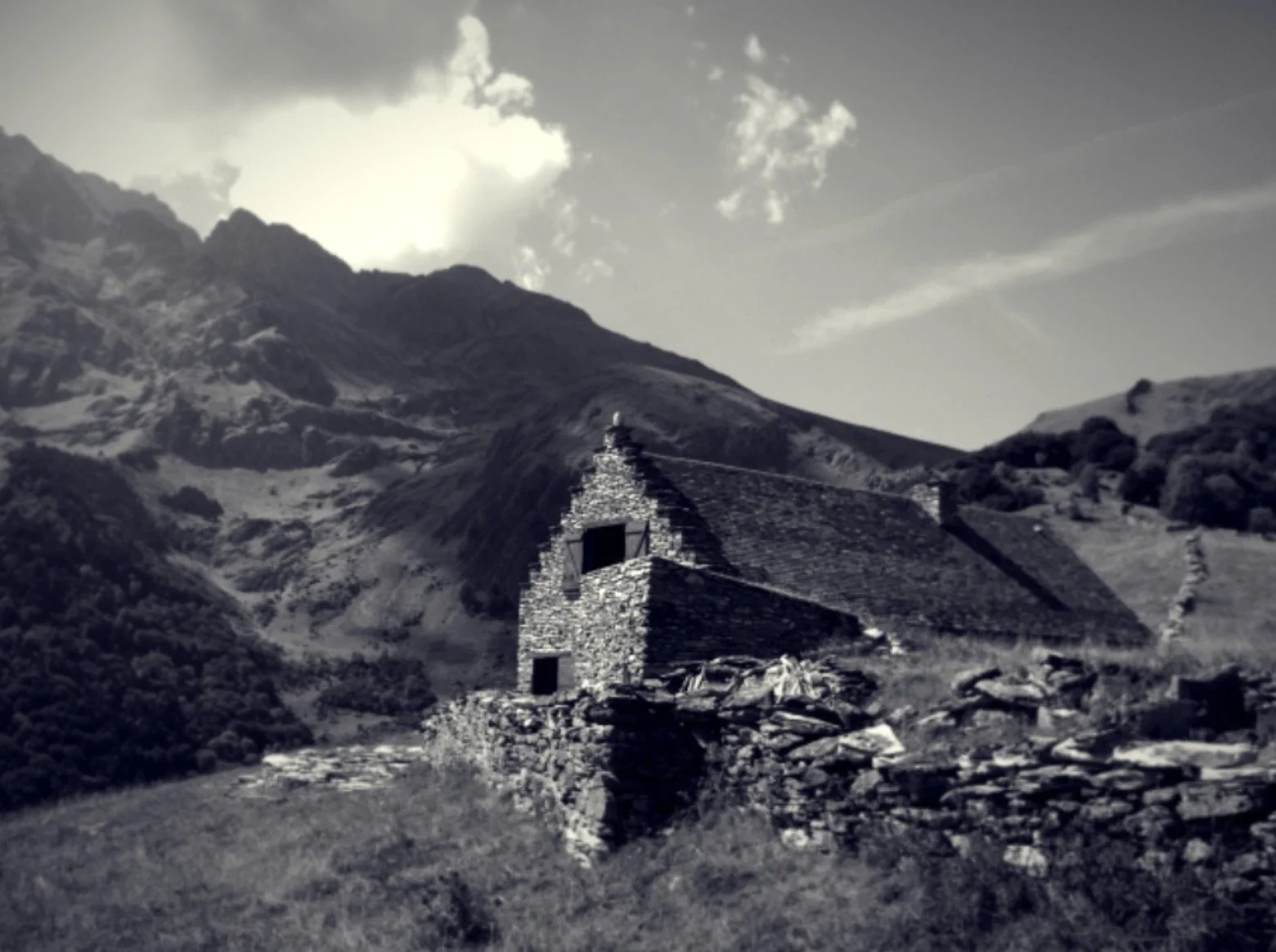 Grange Montagne Noir Blanc.jpg