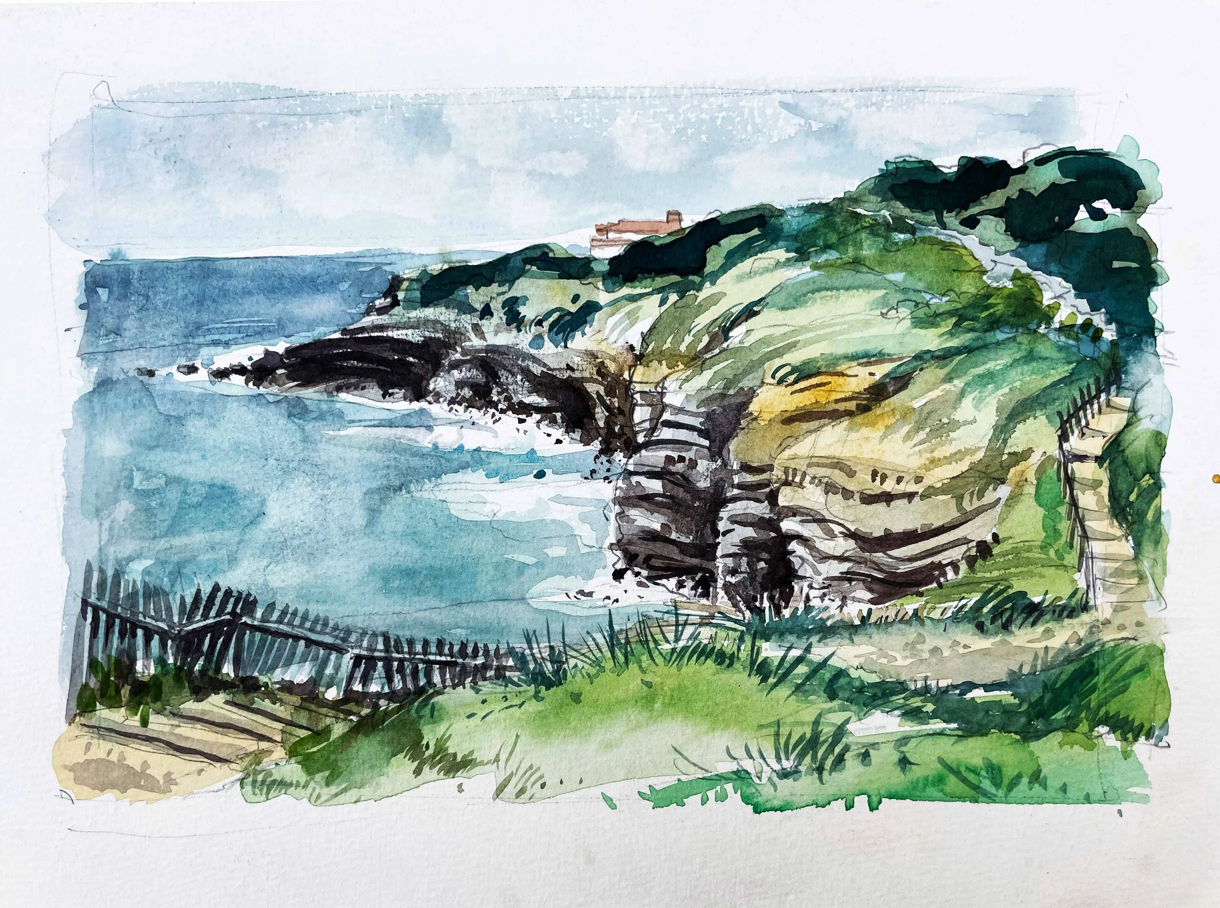 Aquarelle représentant une falaise bordée de végétation verte, avec un bâtiment en arrière-plan et un ciel nuageux.