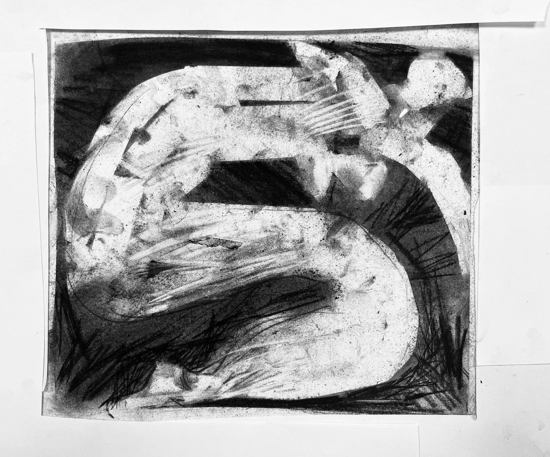Dessin en noir et blanc représentant deux visages de profil, esquissés avec des traits sombres et expressifs.