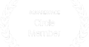 Siegertrophäe mit der Aufschrift 'SquareSpace Circle Member' auf schwarzem Hintergrund, umrahmt von weißen Lorbeerblättern.