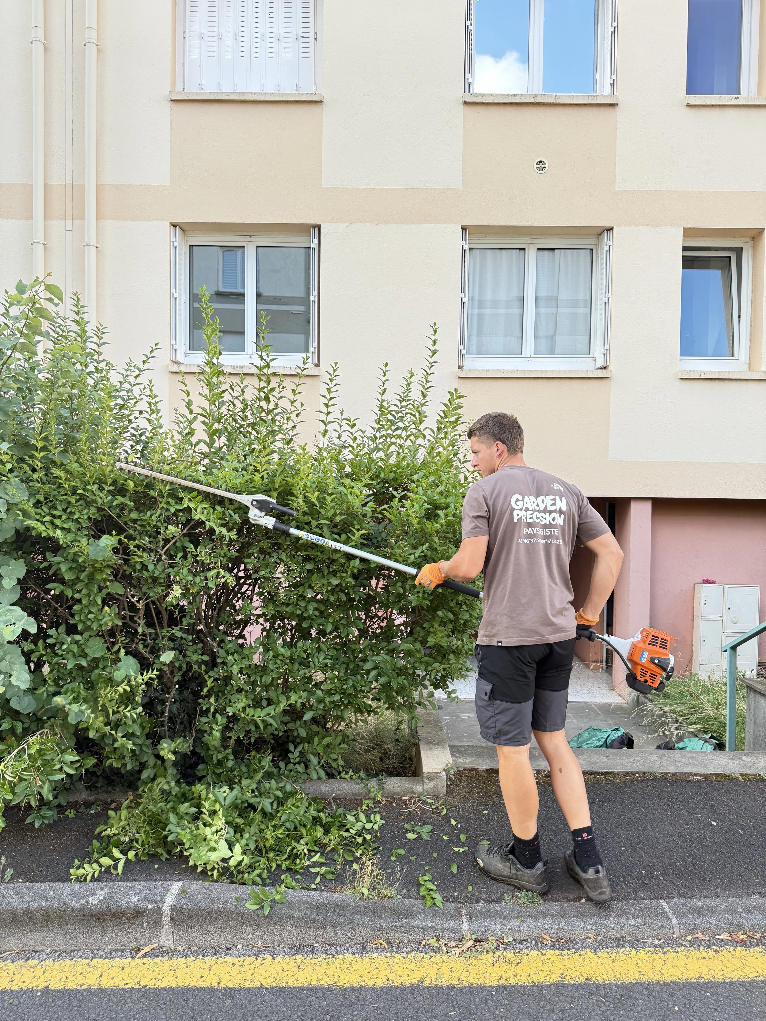 Charpentier d'Oranssi utilisant une scie à banc